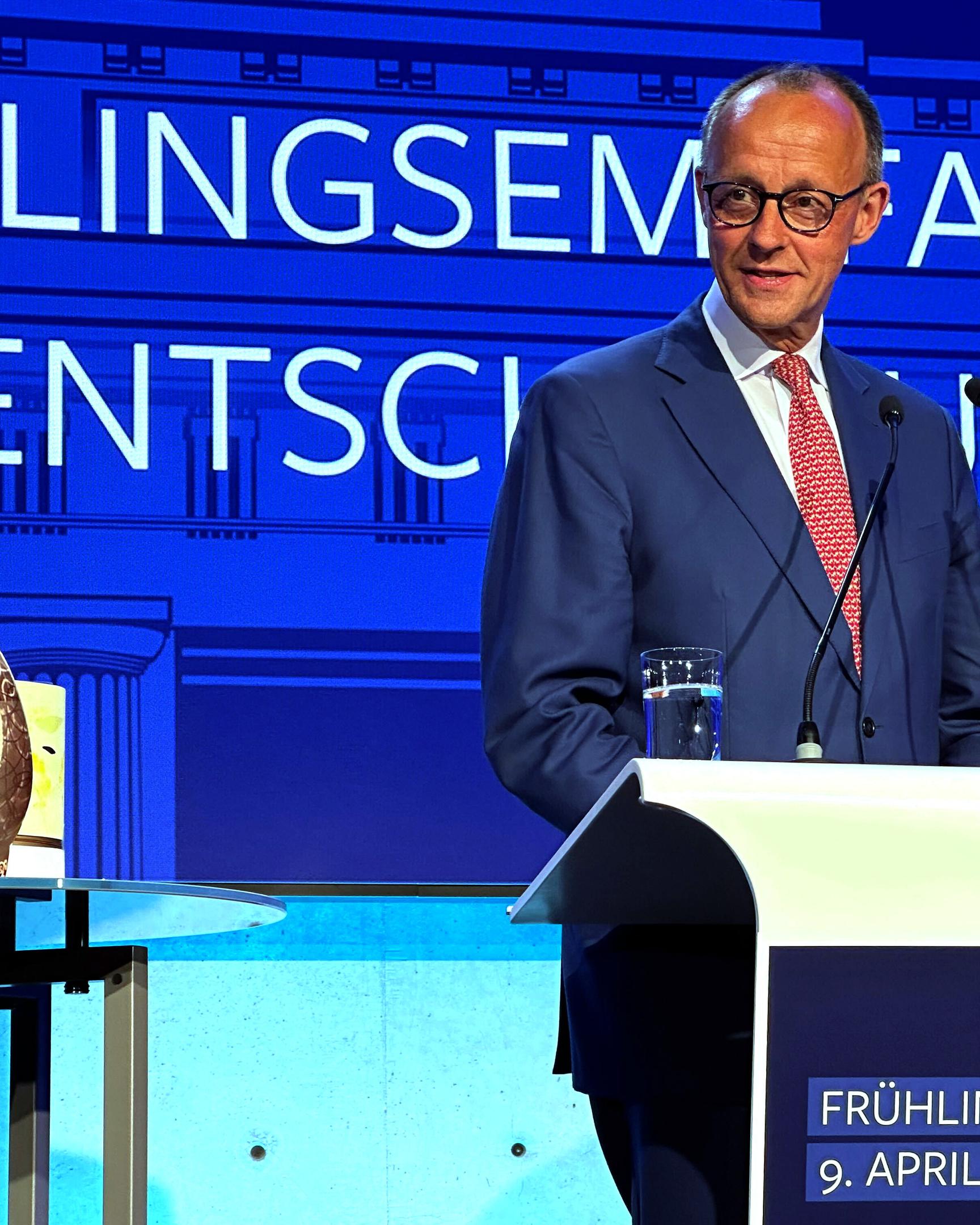 Friedrich Merz (CDU), Bundesvorsitzender der CDU, spricht beim Empfang des JU-Mitgliedermagazins „Entscheidung“ der Jungen Union (JU), zu der Merz eine gebastelte Replik des Ostereis von CSU-Chef Markus Söder mitbrachte .