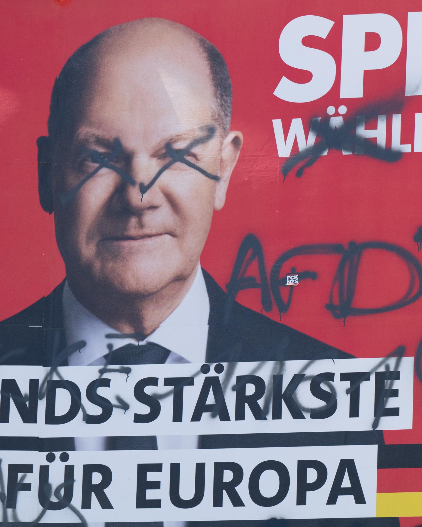 Dresden: Ein mit dem Schriftzug „AFD!“  beschriftetes Wahlplakat der SPD mit einem Foto von Bundeskanzler Scholz, aufgenommen am Tag nach der Europawahl.