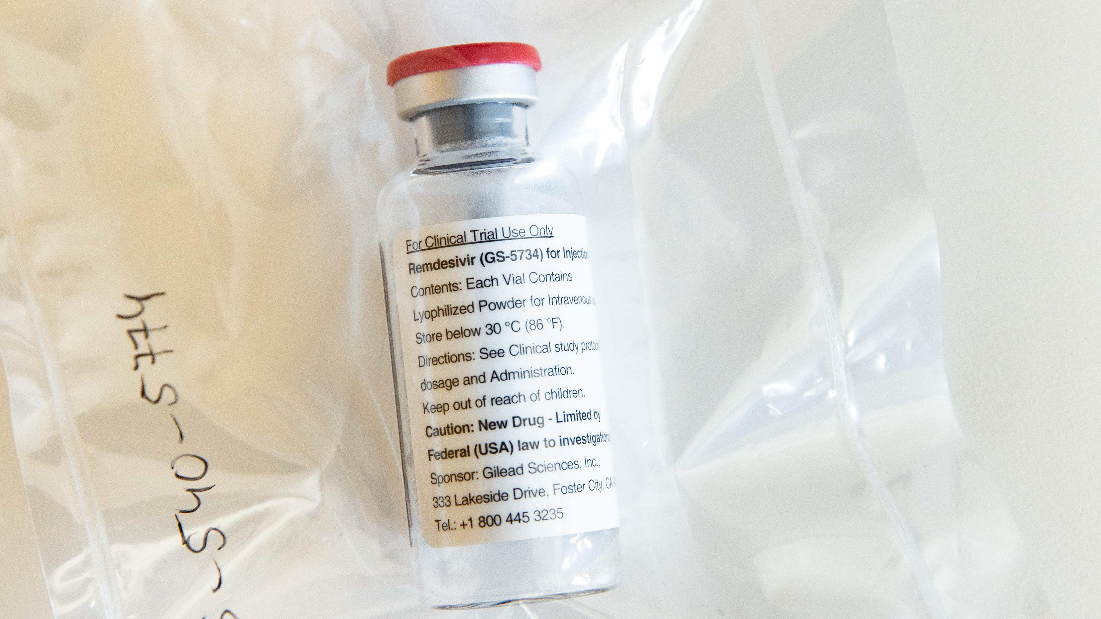 Eine Ampulle des Medikamentes Remdesivir, das zur Behandlung von Ebola entwickelt wurde.