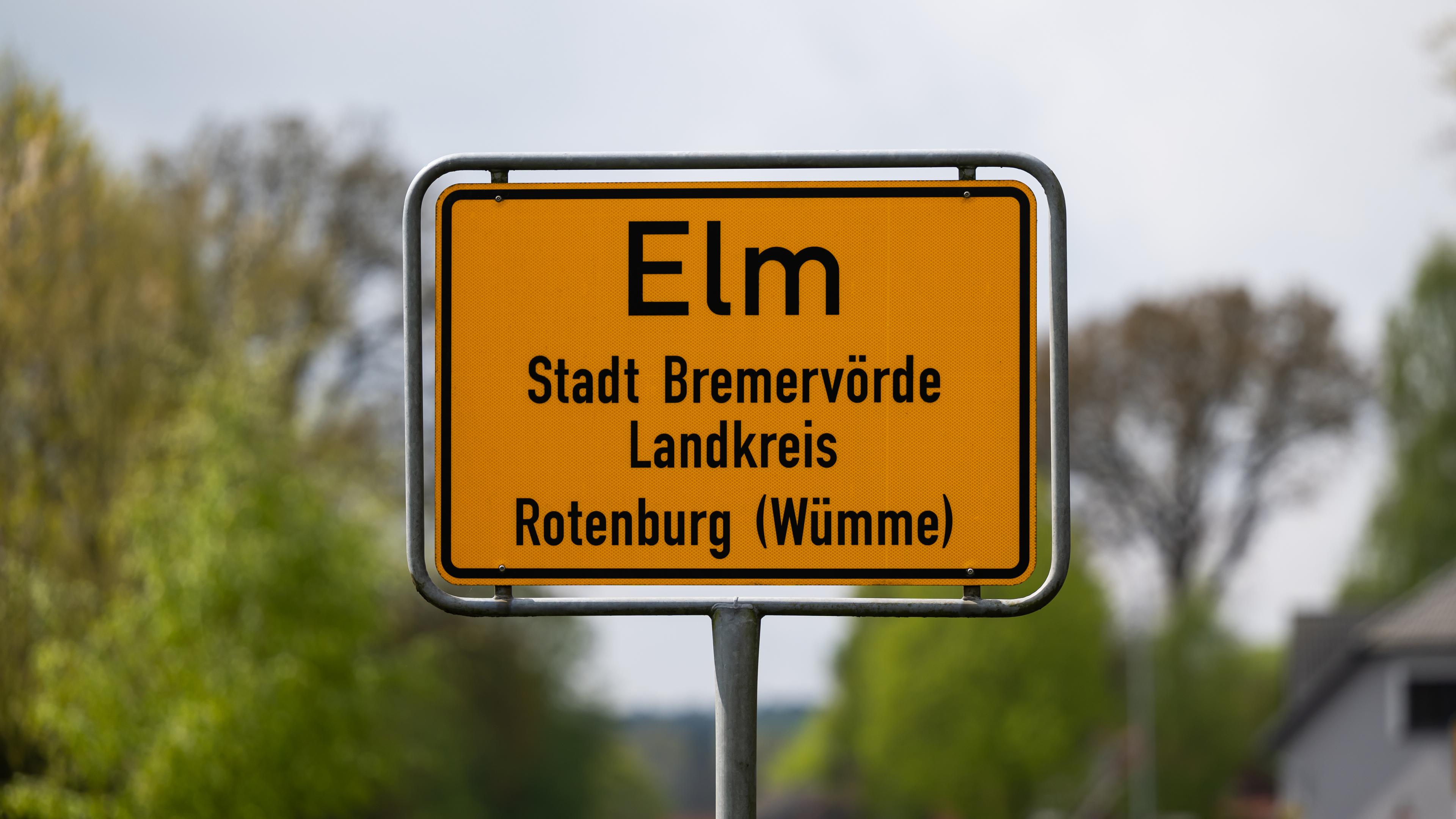 26.04.2024, Niedersachsen, Elm: Das Ortsschild vom Elm. Der sechs Jahre alte Arian aus Elm im Landkreis Rotenburg (Wümme) bleibt auch am fünften Tag in Folge vermisst. Foto: Philipp Schulze/dpa +++ dpa-Bildfunk +++