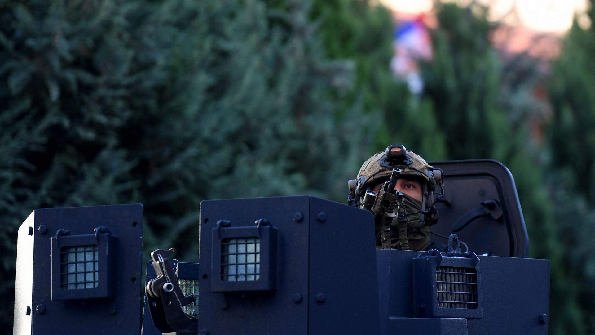 Die Situation eskalierte, nachdem schwer bewaffnete Serben einen kosovarischen Polizisten getötet haben sollen.