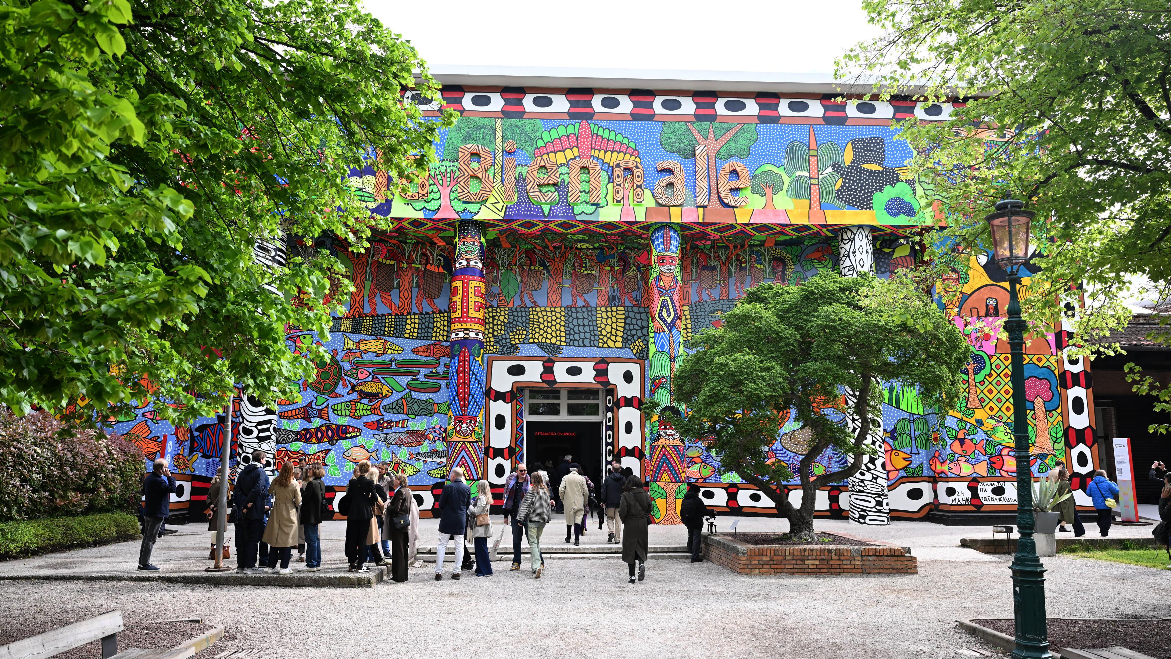 Besucher gehen vor Beginn der Kunstbiennale über das Gelände der Giardini. Die Biennale Arte wurde am 20. April offiziell mit der Verleihung der Auszeichnungen eröffnet.