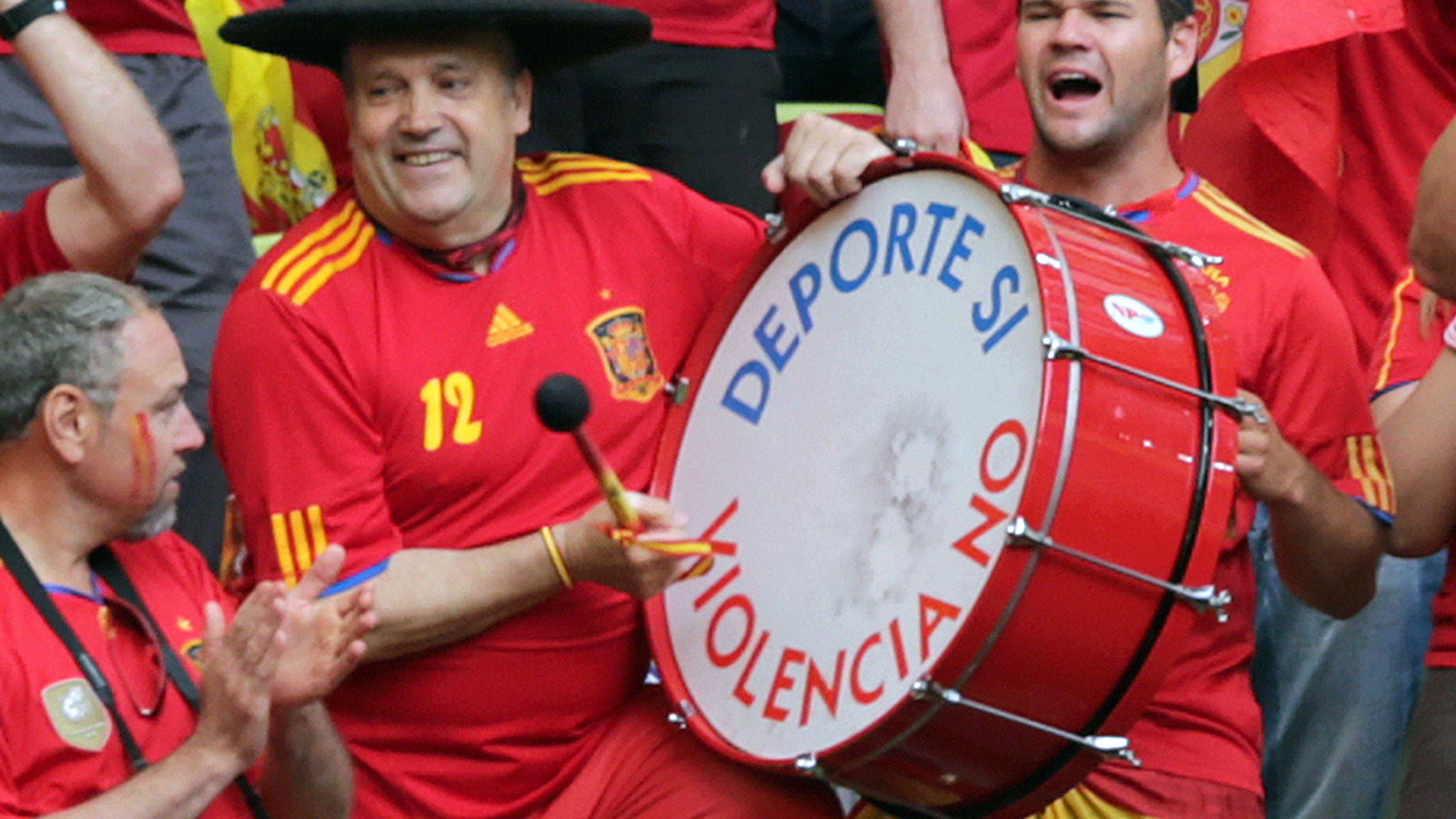 Manolo with the timpani – Spain’s most famous fan is dead