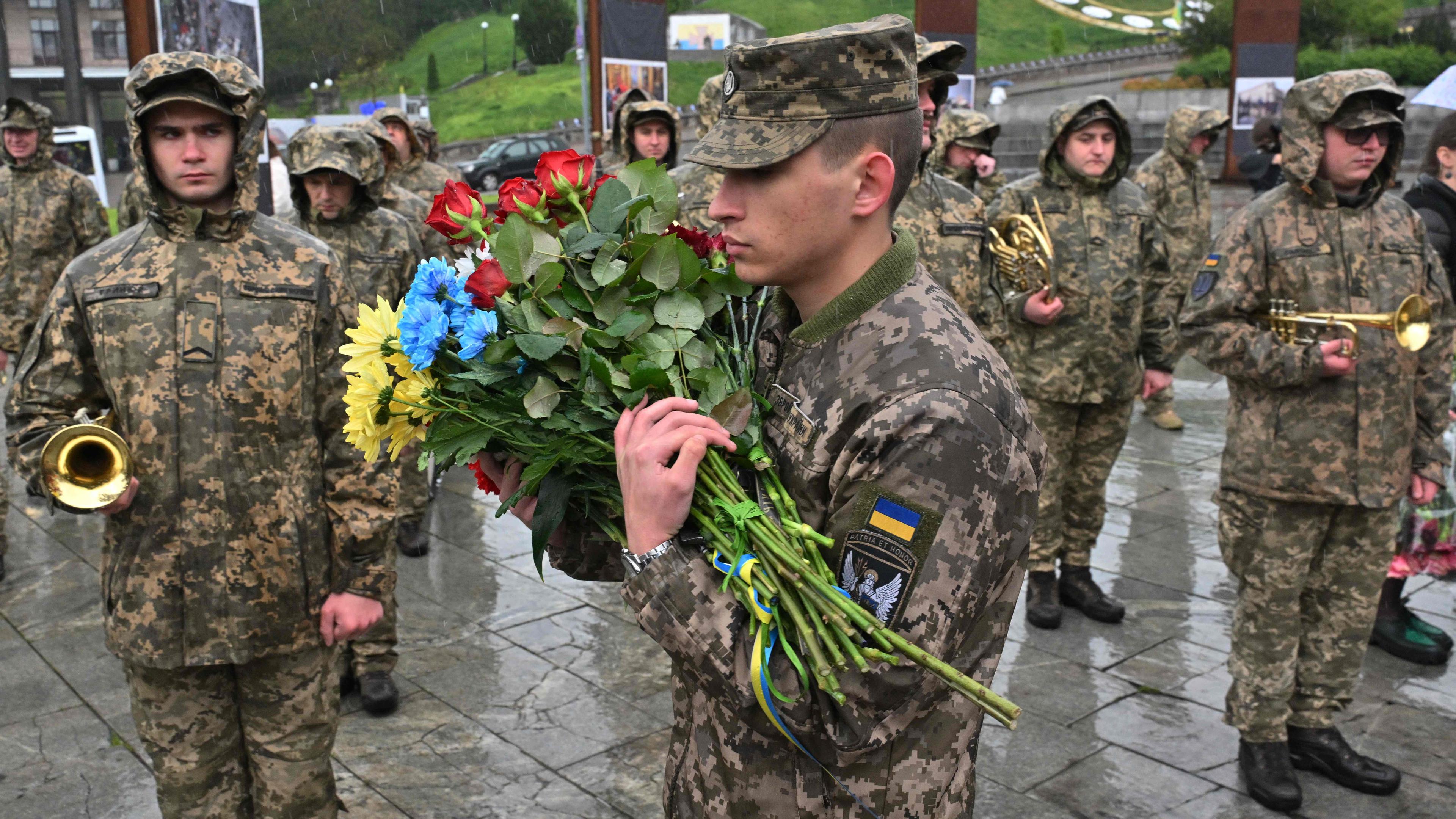 Trotz der US-Hilfe für die Ukraine ist die Lage an der Front äußerst angespannt. Das Foto zeigt ukrainische Soldaten, die einem gefallenen Kameraden die letzte Ehre erweisen.