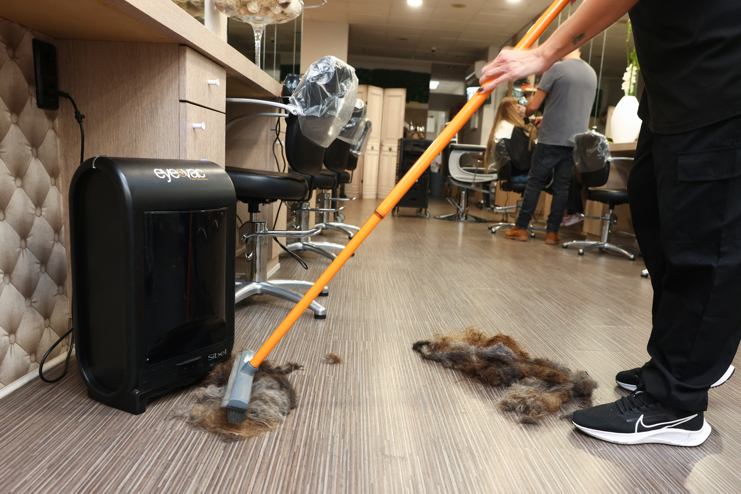 Wohin mit den Haaren? Ein Blick auf den Boden Luxemburger Friseursalons |  Luxemburger Wort