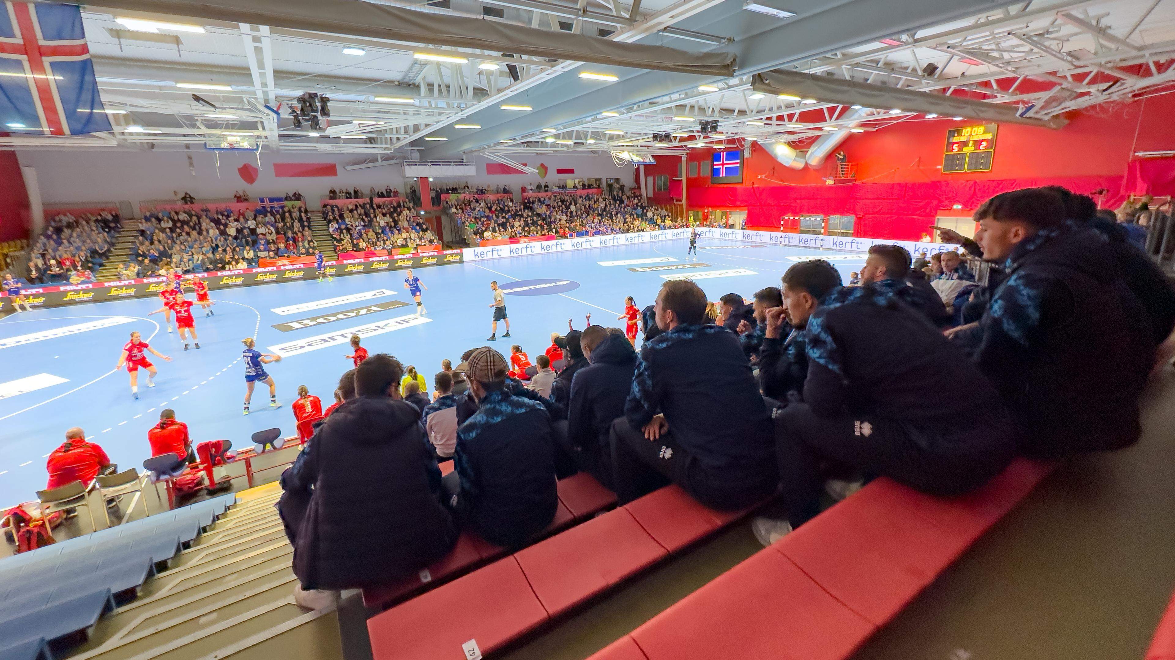 Luxemburgs Fußballer feuern die Handballerinnen an
