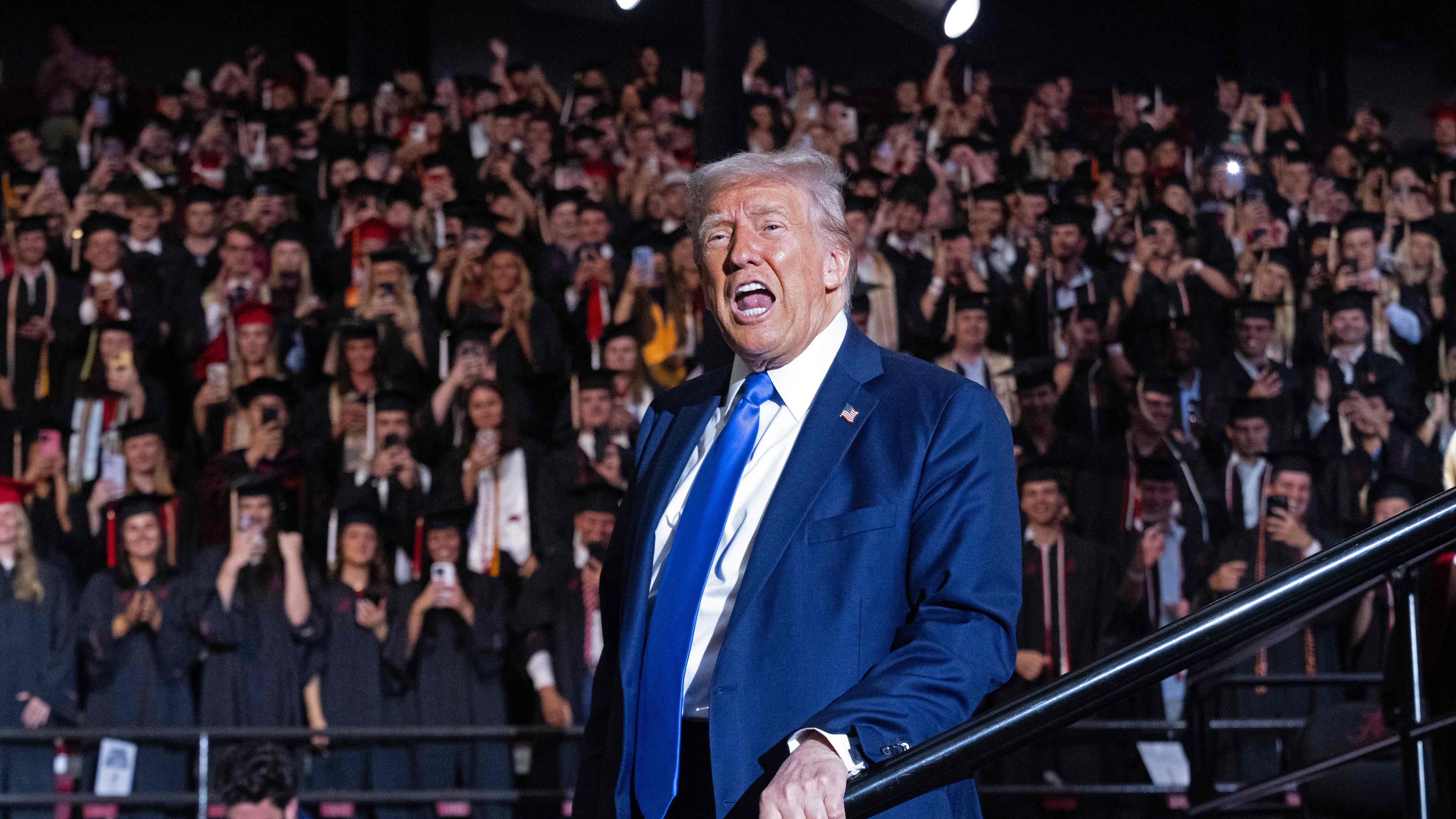 Does Trump feel bound to the constitution? « I don’t know it »