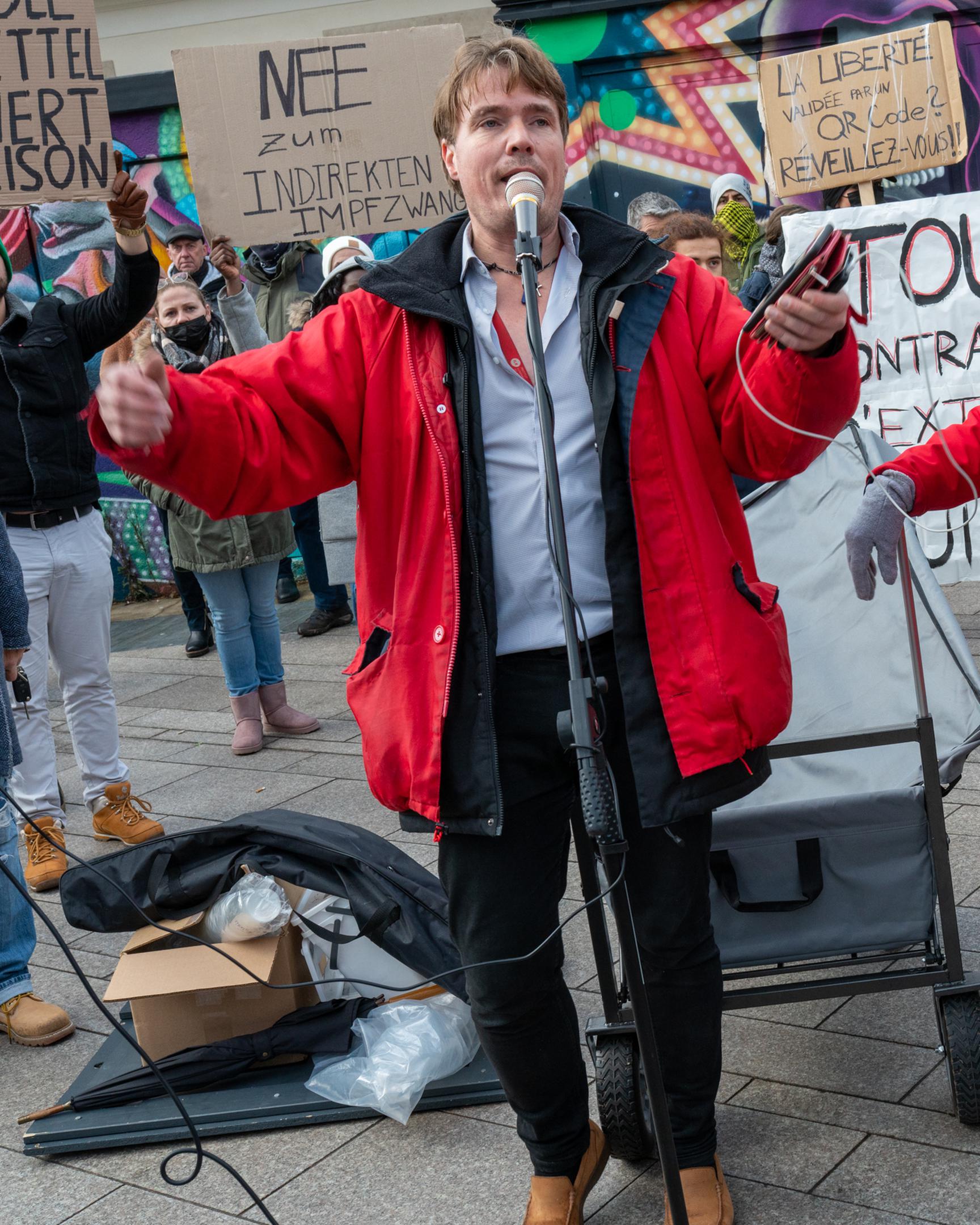 Peter Freitag (links) im Dezember 2021 bei einer Demonstration gegen die Corona-Maßnahmen. 