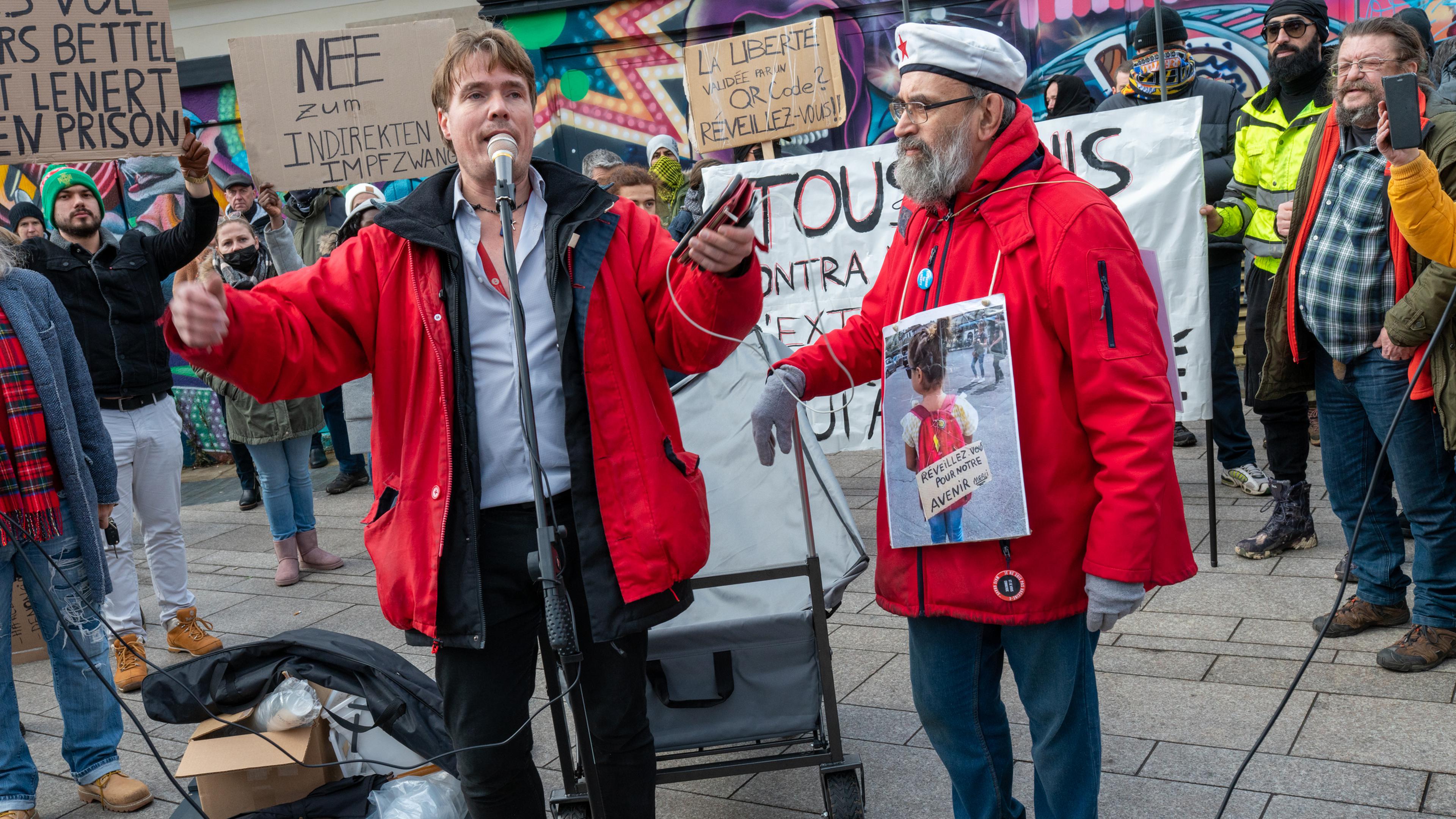 Peter Freitag (links) im Dezember 2021 bei einer Demonstration gegen die Corona-Maßnahmen.