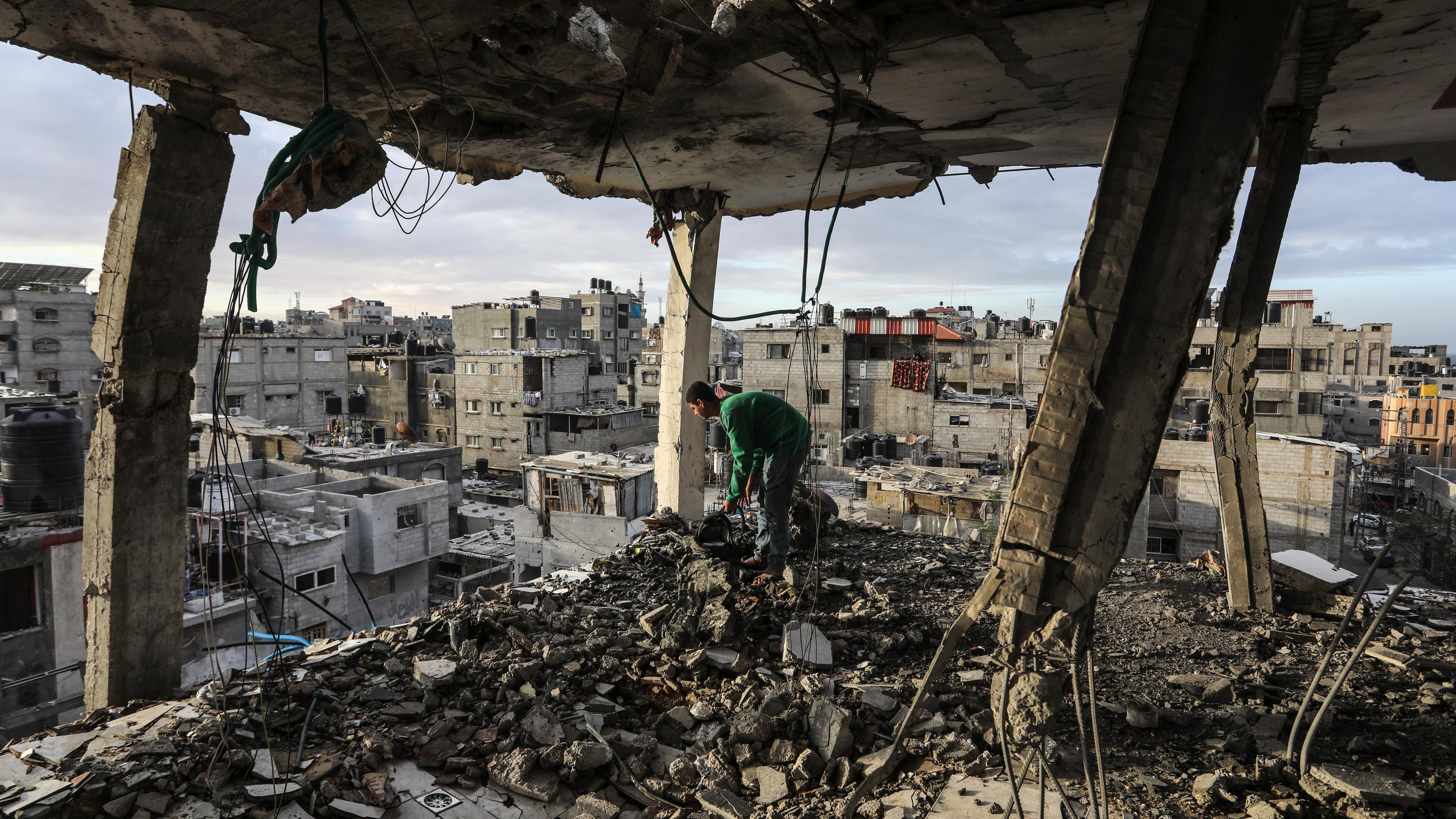 Ein Palästinenser inspiziert sein Haus, das bei einem israelischen Luftangriff auf Rafah zerstört wurde.