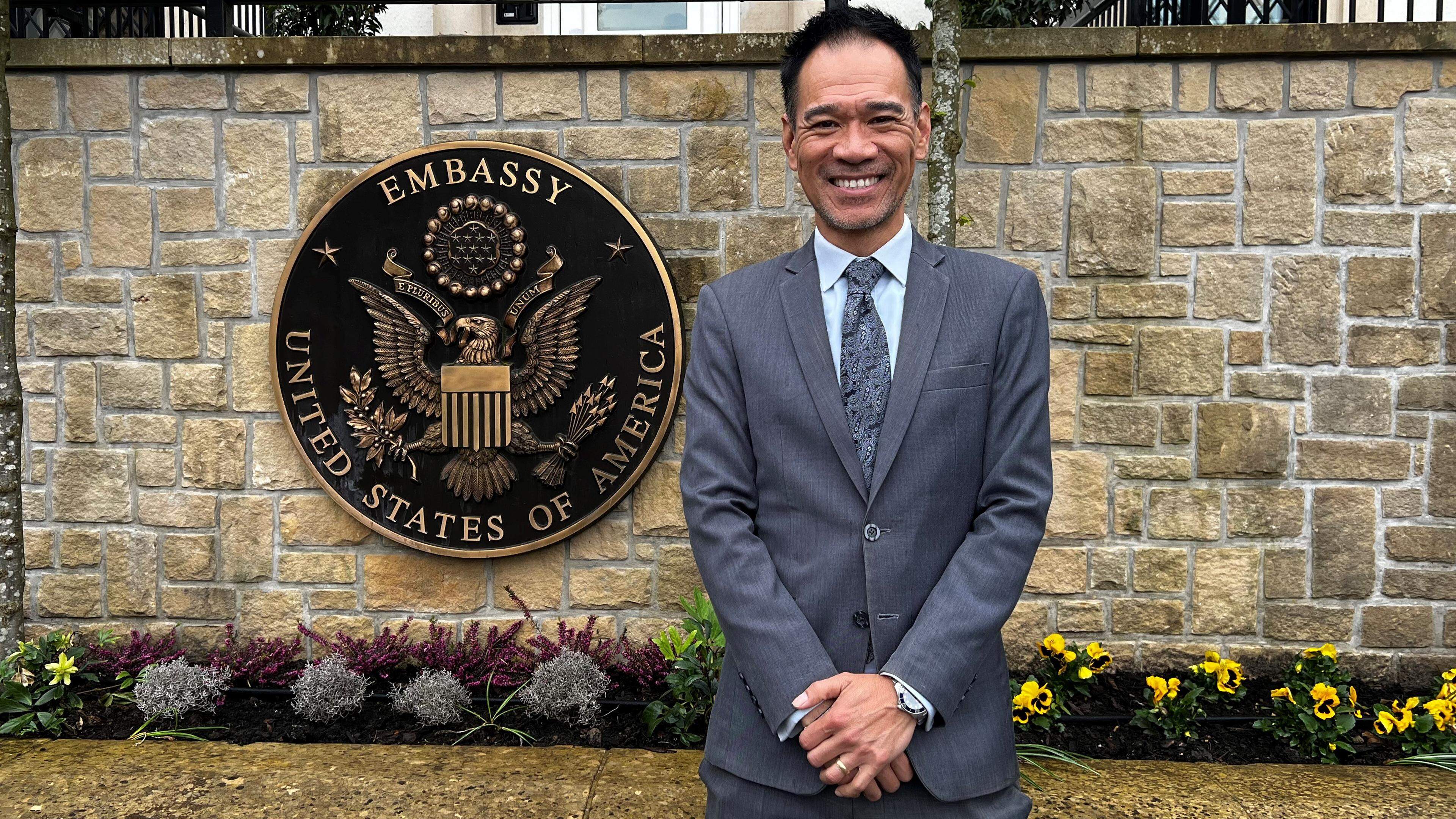 FBI-Agent Tommy Le wird bei seiner Recherche auch durch die US-amerikanische Botschaft in Luxemburg unterstützt.