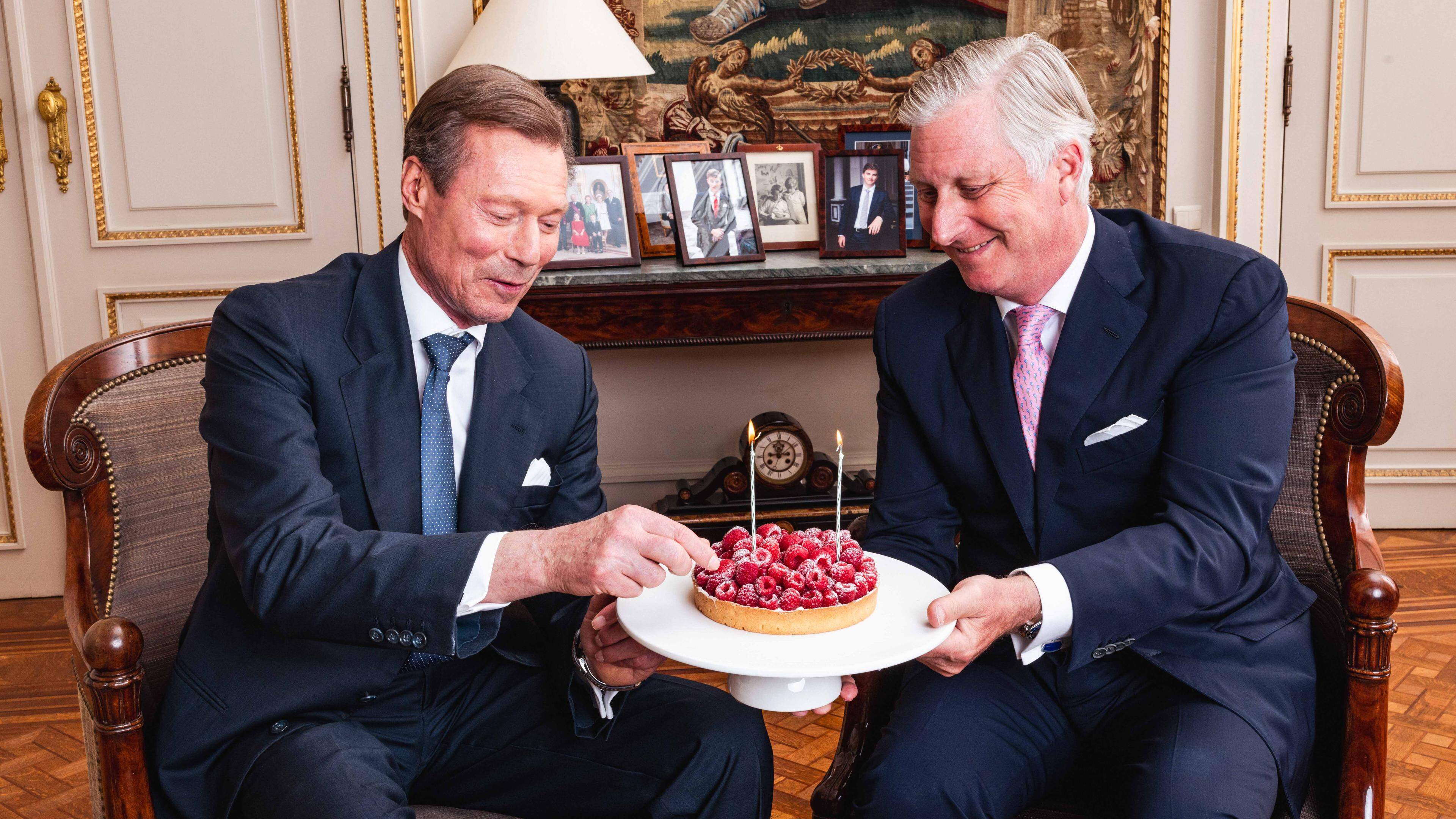 Großherzog Henri (links) und König Philippe teilen sich einen Geburtstagskuchen.