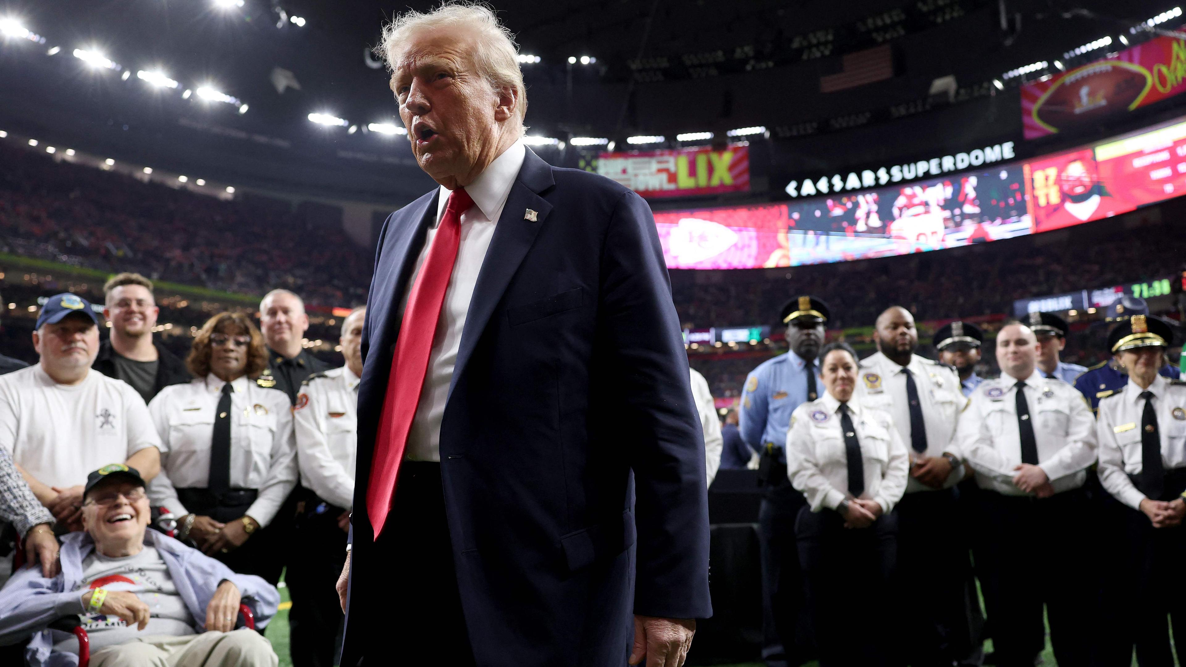 Trump primit cu aplauze și huiduieli la Super Bowl   