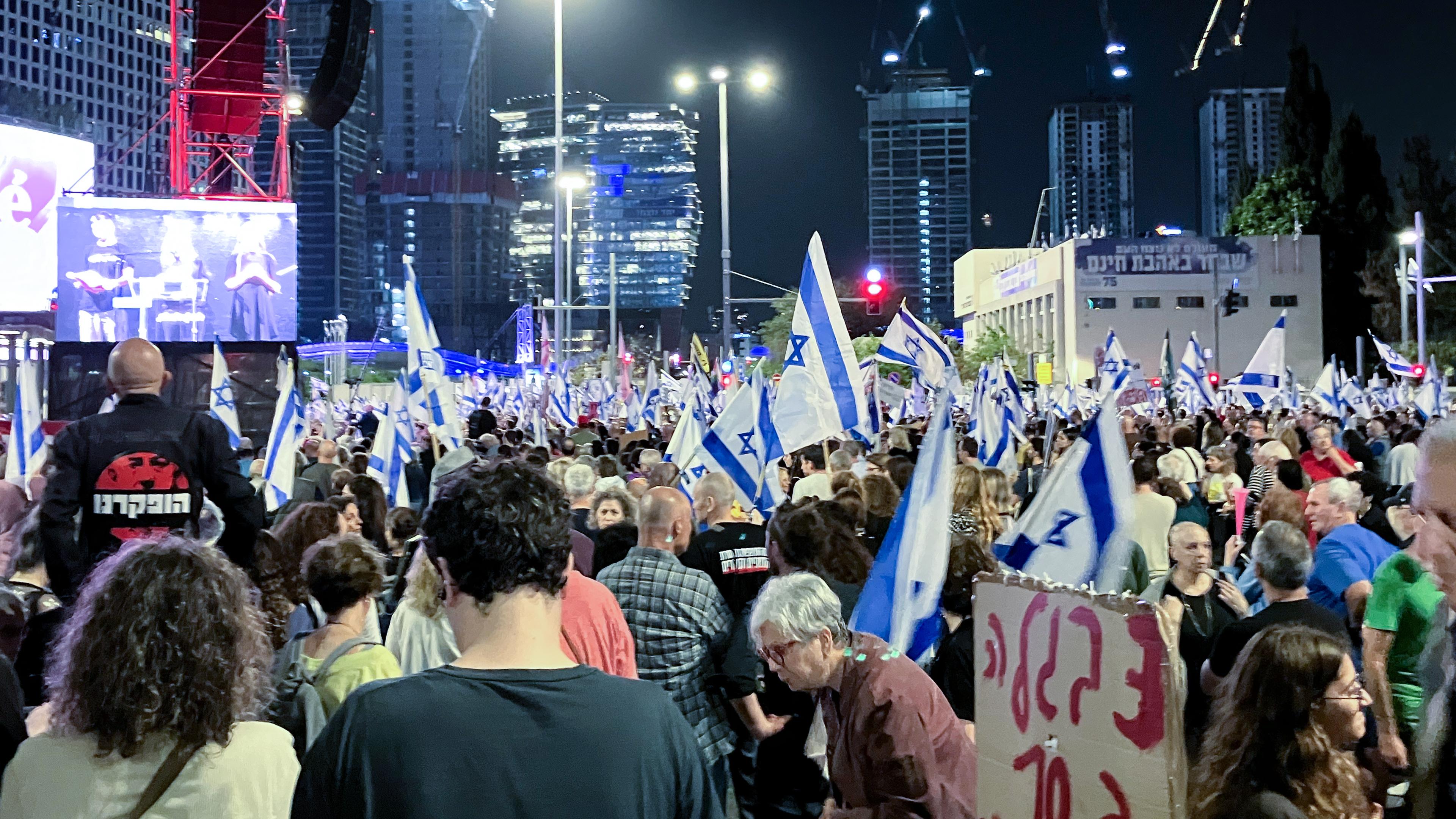 20.04.2024, Israel, Tel Aviv: Menschen protestieren gegen die Regierung des israelischen Premierministers Netanjahu und fordern die Freilassung von Geiseln, die im Gazastreifen von der Hamas festgehalten werden. Foto: Cindy Riechau/dpa +++ dpa-Bildfunk +++