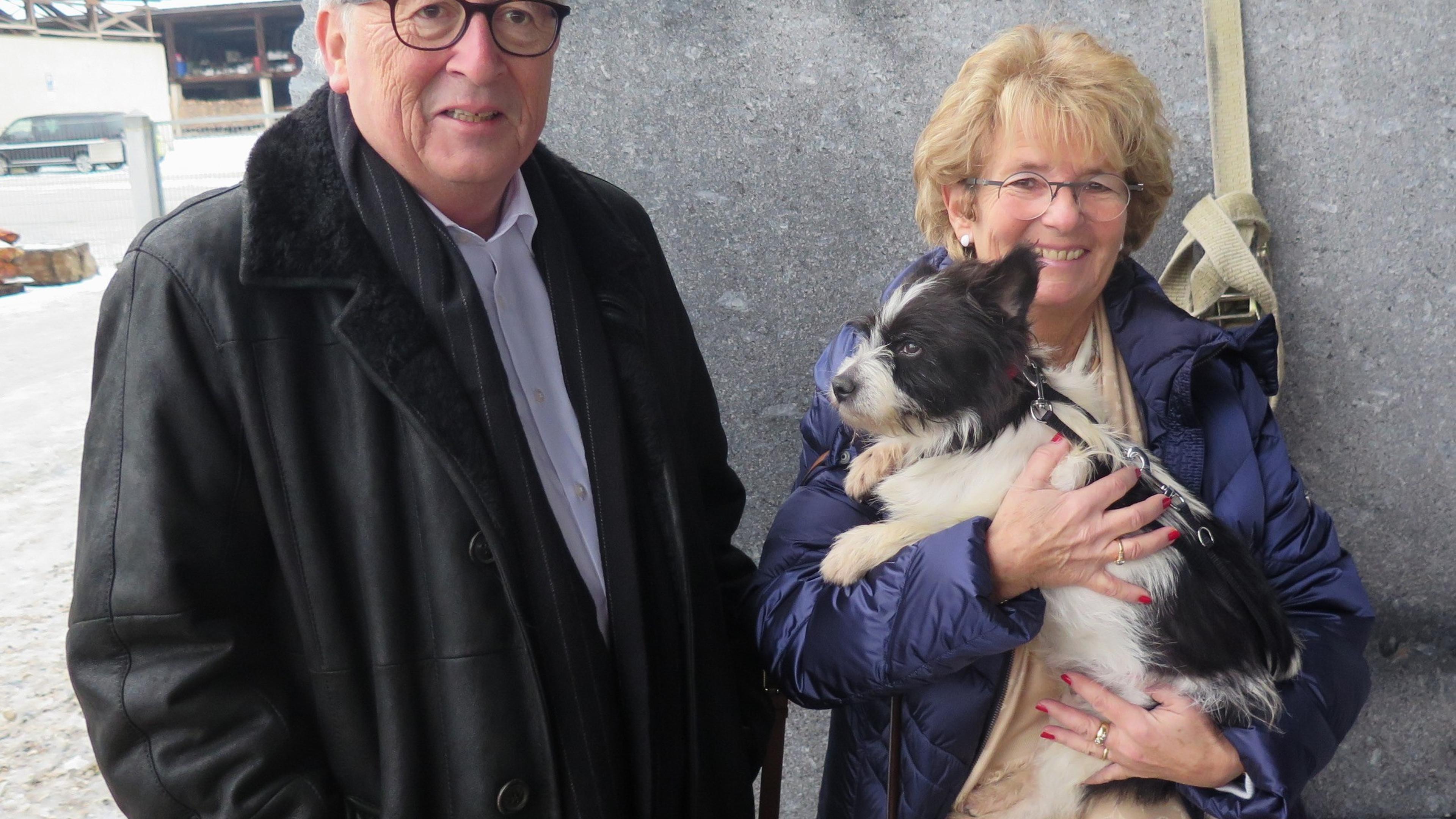 Jean-Claude Juncker und Ehefrau Christiane mit Hund Caruso.
