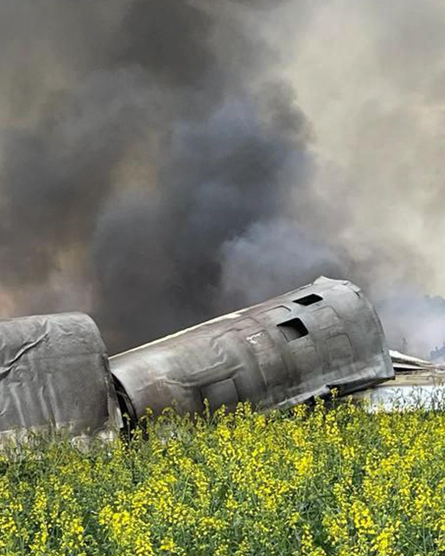 Ein vom Gouverneur von Stavropol Krai bereitgestelltes Foto zeigt die Trümmer der auf einem Feld bei Stavropol abgestürzten Maschine vom Typ TU-22.