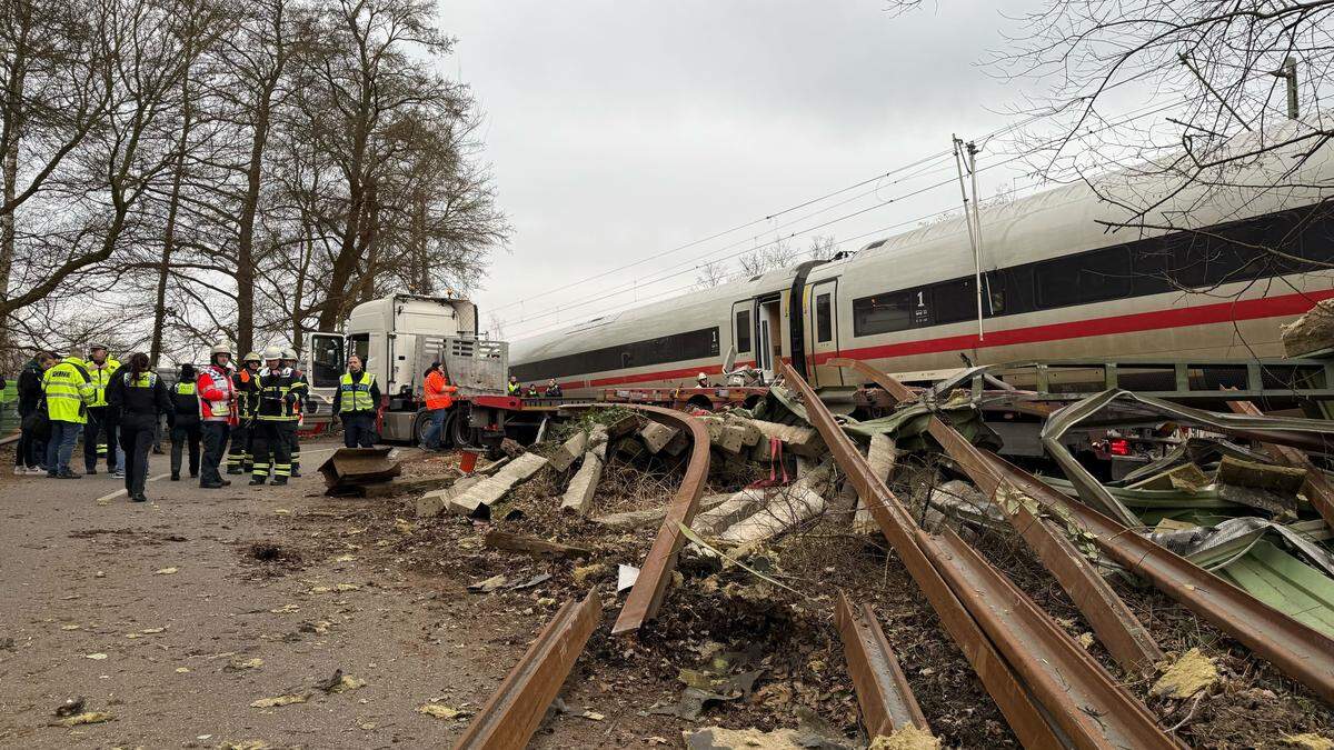 ice-rast-an-hamburger-bahn-bergang-in-lastwagen-ein-toter-25-verletzte