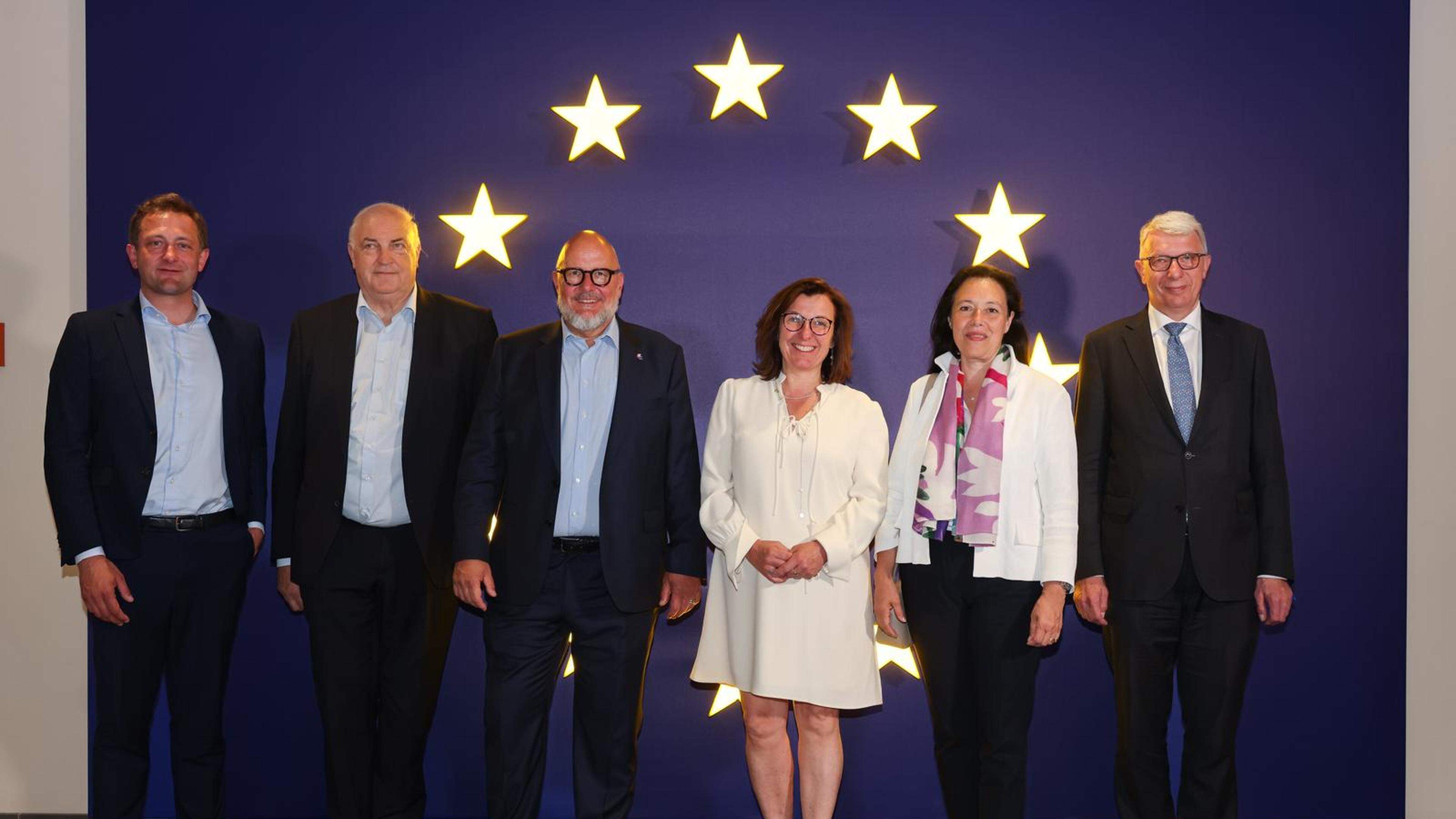 Das sind die sechs gewählten EU-Abgeordneten aus Luxemburg: Christophe Hansen (CSV), Charles Goerens (DP), Marc Angel (LSAP), Tilly Metz (Déi Gréng), Isabel Wiseler-Lima (CSV) und Fernand Kartheiser (ADR, v.l.n.r.).
