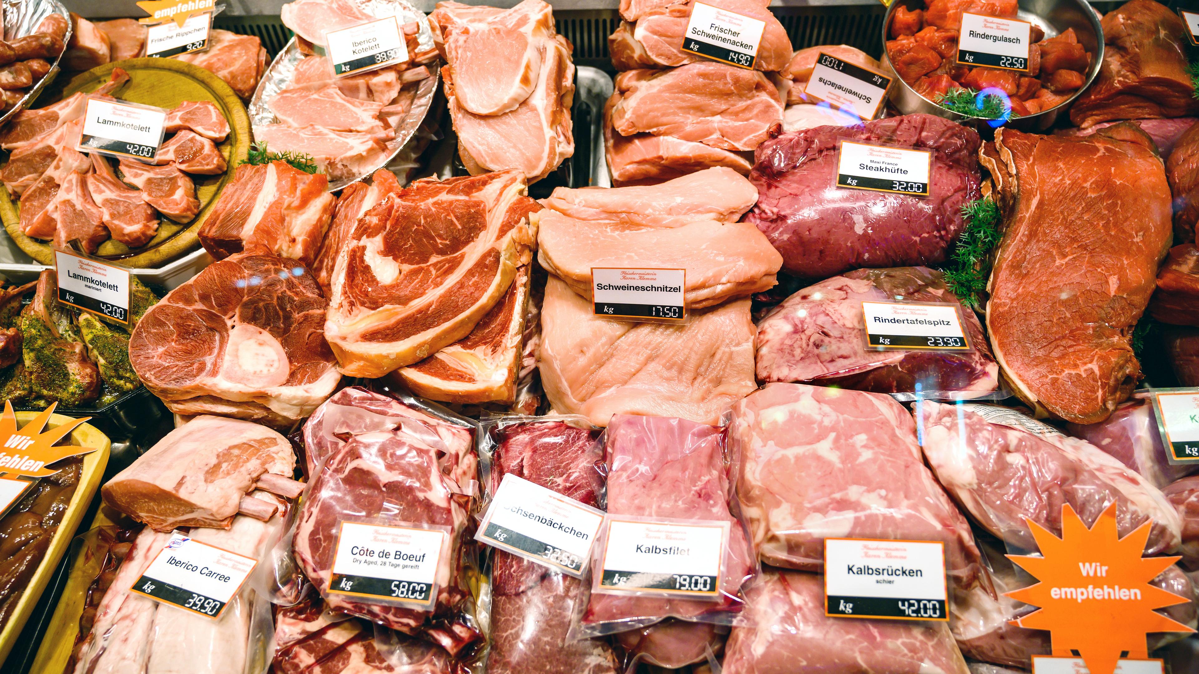 Fleisch ist in den meisten Haushalten weiterhin der Eckpfeiler der täglichen Ernährung - aus Gründen des Klimaschutzes wäre weniger mehr. 