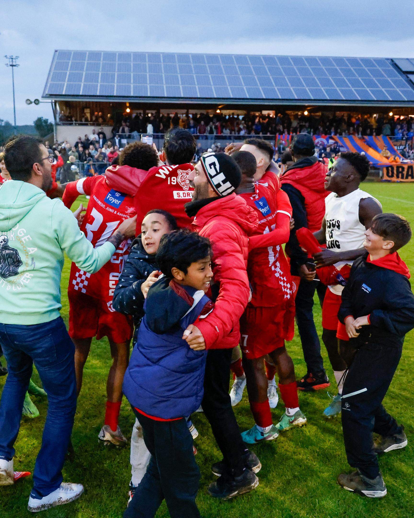 Communion entre les joueurs de Luxembourg City et leurs supporters après cette belle victoire contre Lorentzweiler.