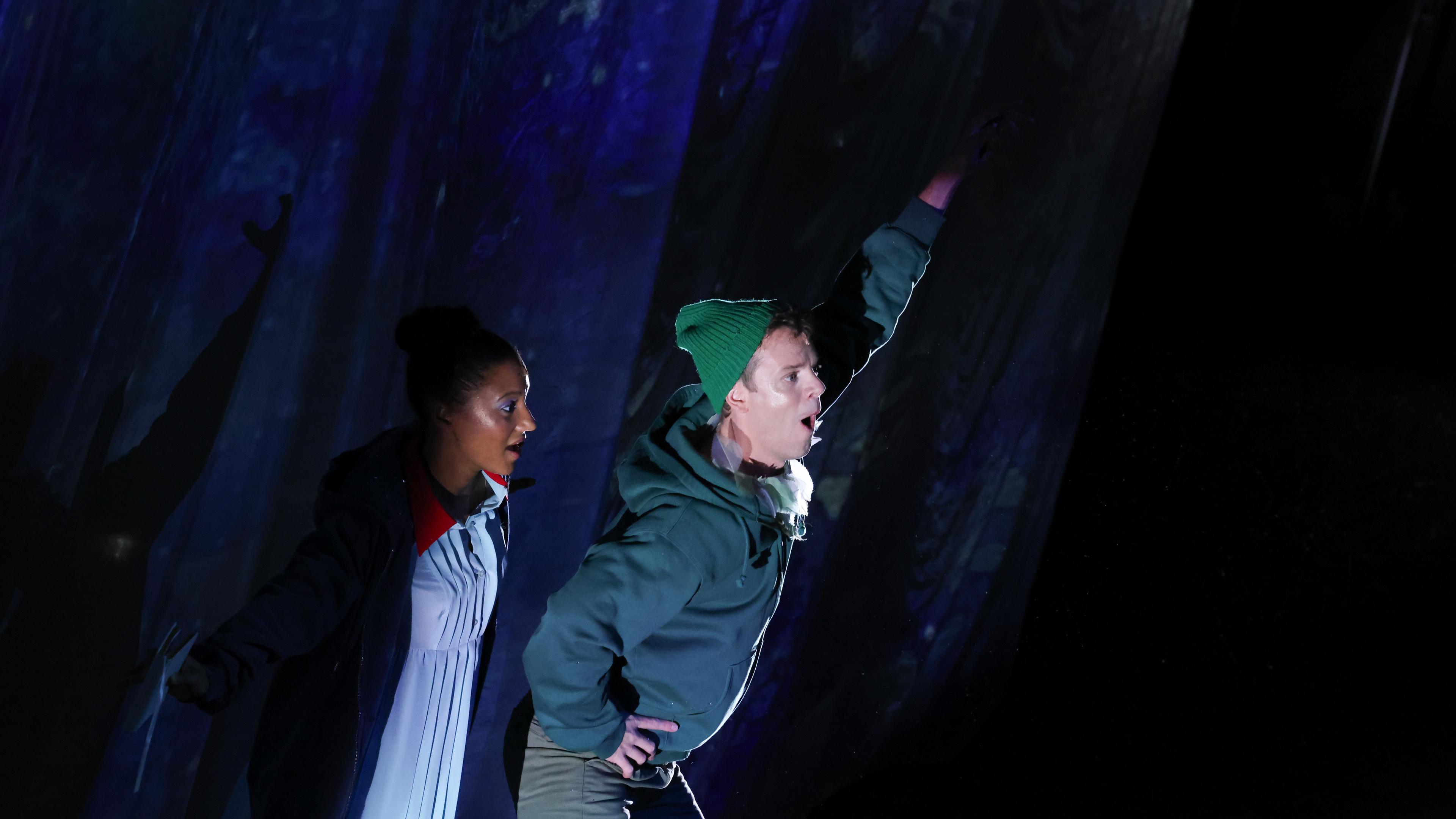 Die Sopranistin Georgina Fürstenberg gibt Wendy, der Tenor Peter Kirk verkörpert derweil Peter Pan. 
