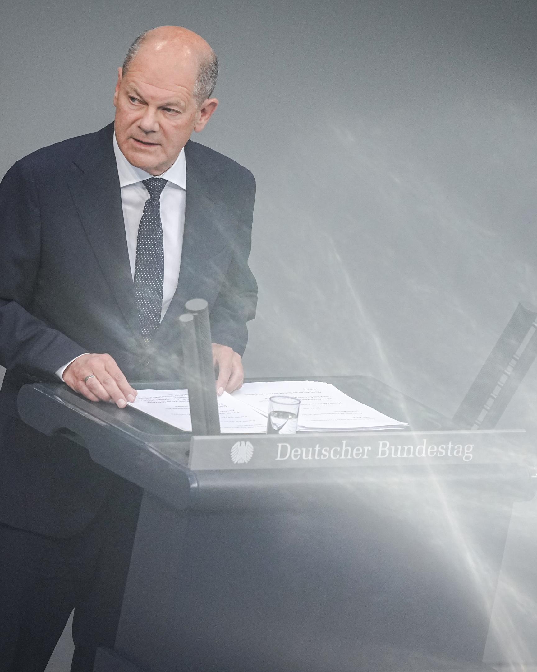 Bundeskanzler Olaf Scholz (SPD) gibt im Plenum des Bundestags eine Regierungserklärung zur „aktuellen Sicherheitslage“ ab. 