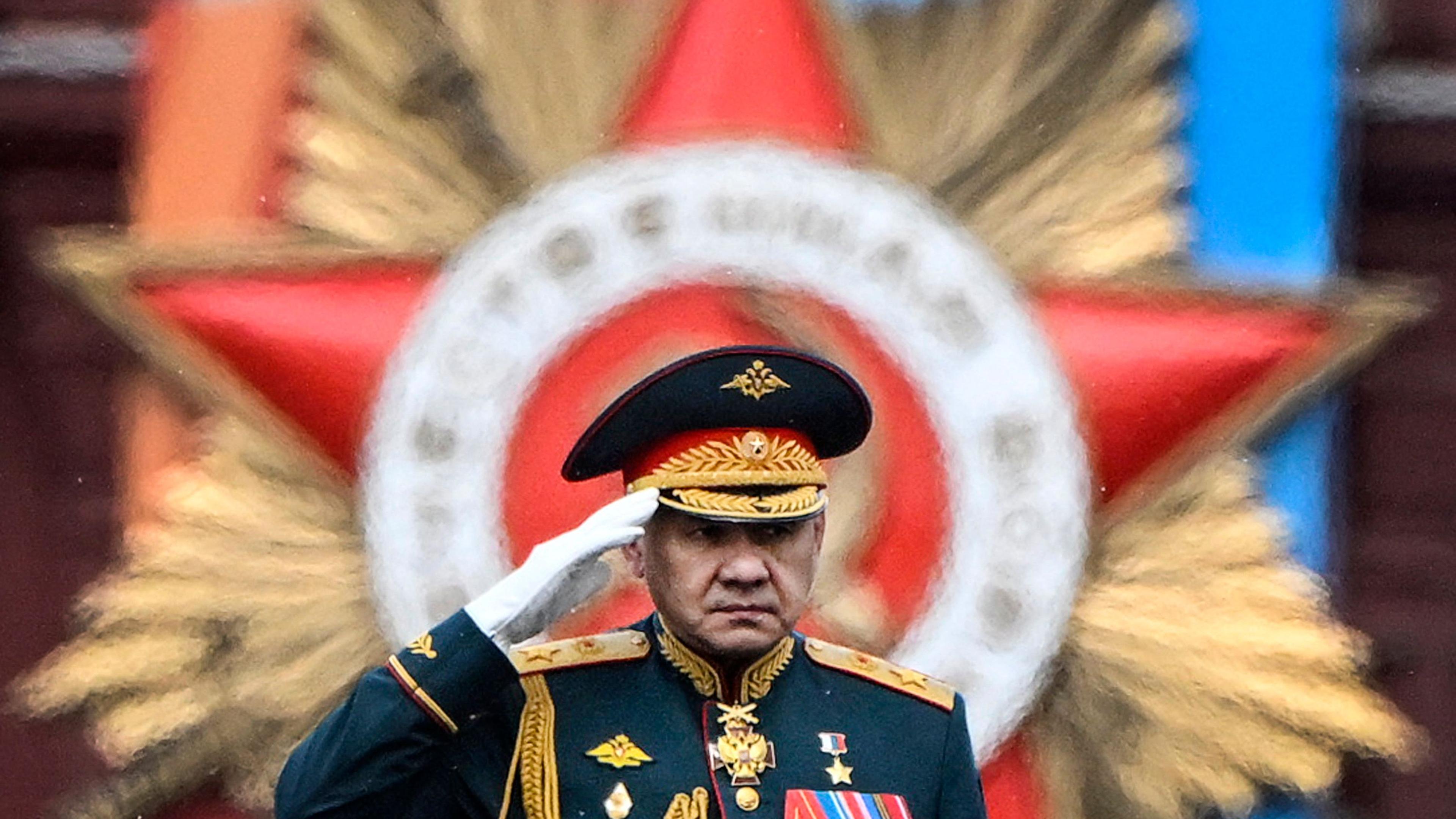 Sergej Schoigu salutiert vor Soldaten anlässlich der Militärparade zum Tag des Sieges am 9. Mai 2024 im Zentrum Moskaus.