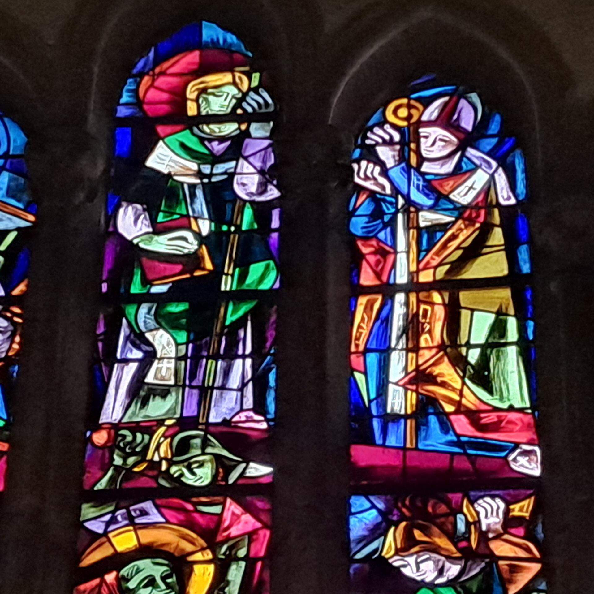Heilige Doppelspitze: Bonifatius und sein Lehrmeister Willibrord (hier im Glasfenster von Louis Barillet in der Echternacher Basilika).
