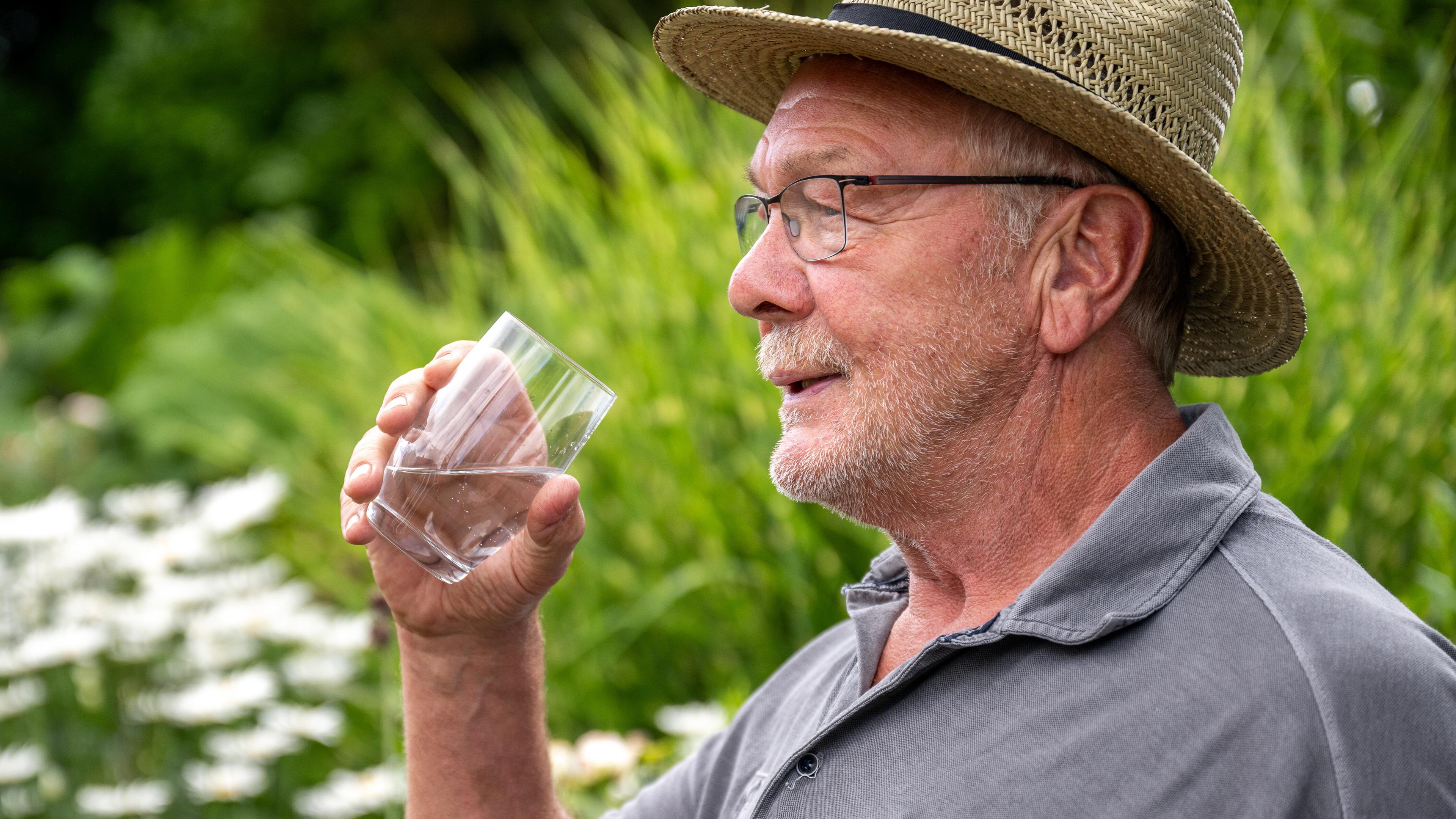 Drinkroutine, salt biscuits, water spray: heat tips for the elderly
