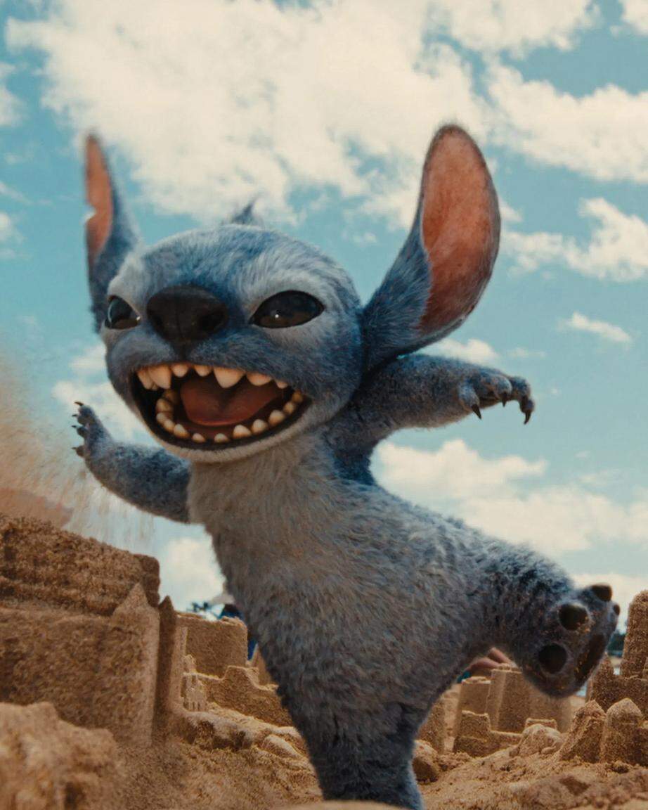 Auch Sandburgen sind vor ihm nicht sicher: Alien Stitch hat vor allem Flausen im Kopf.