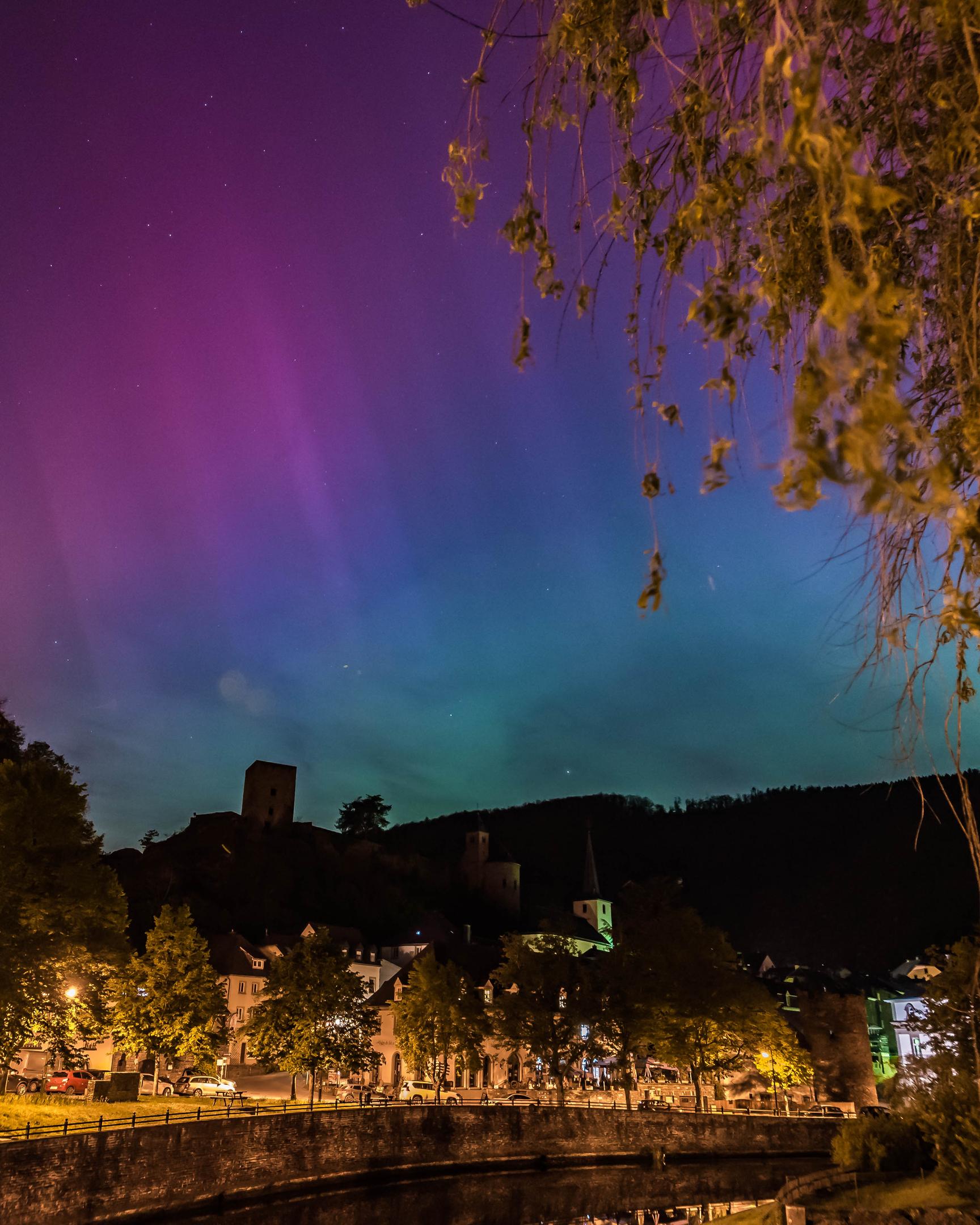 As auroras banharam Esch-sur-Sûre num pitoresco espetáculo de cores.