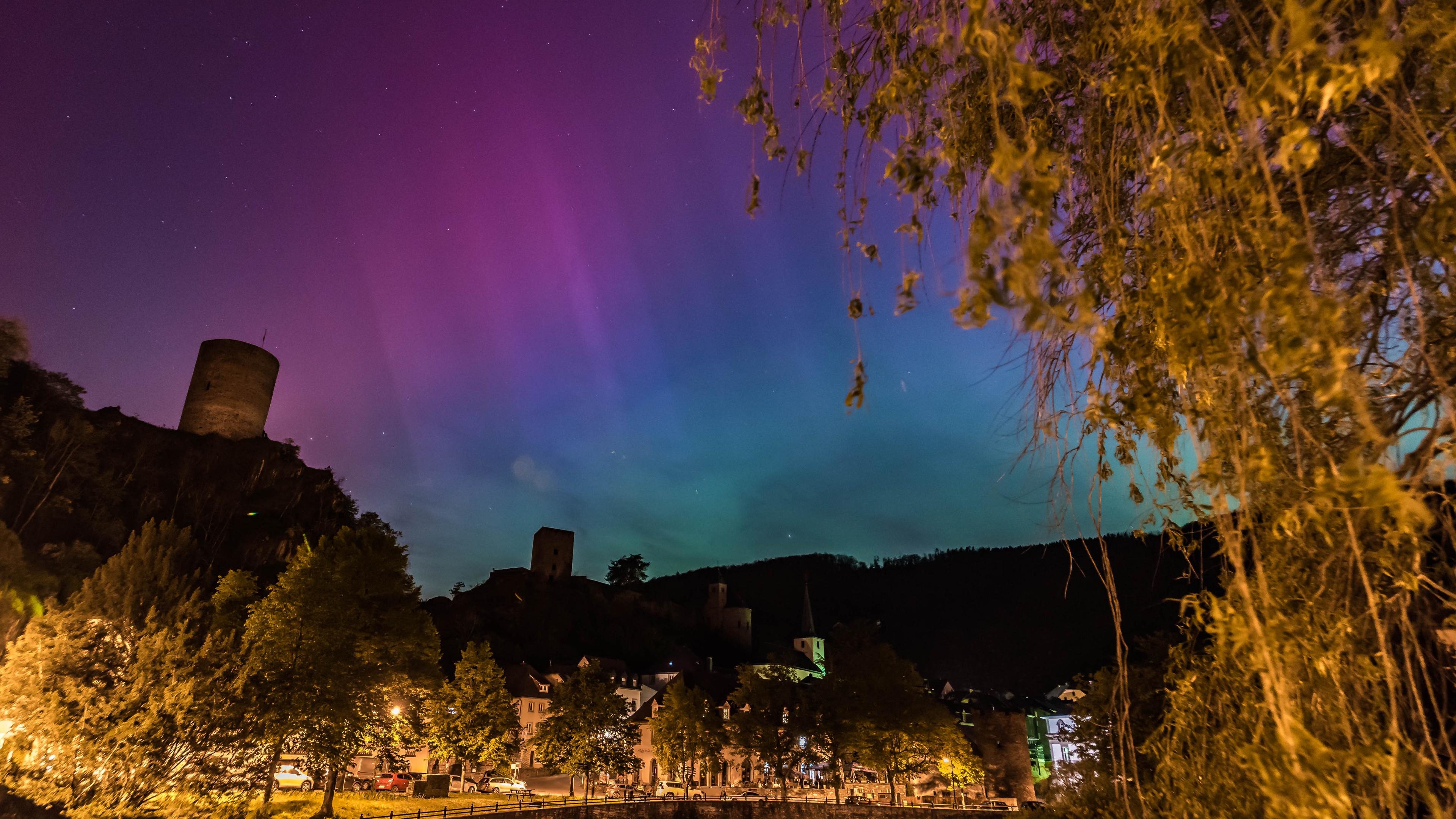 Les aurores polaires ont plongé Esch-sur-Sûre dans un pittoresque spectacle de couleurs.