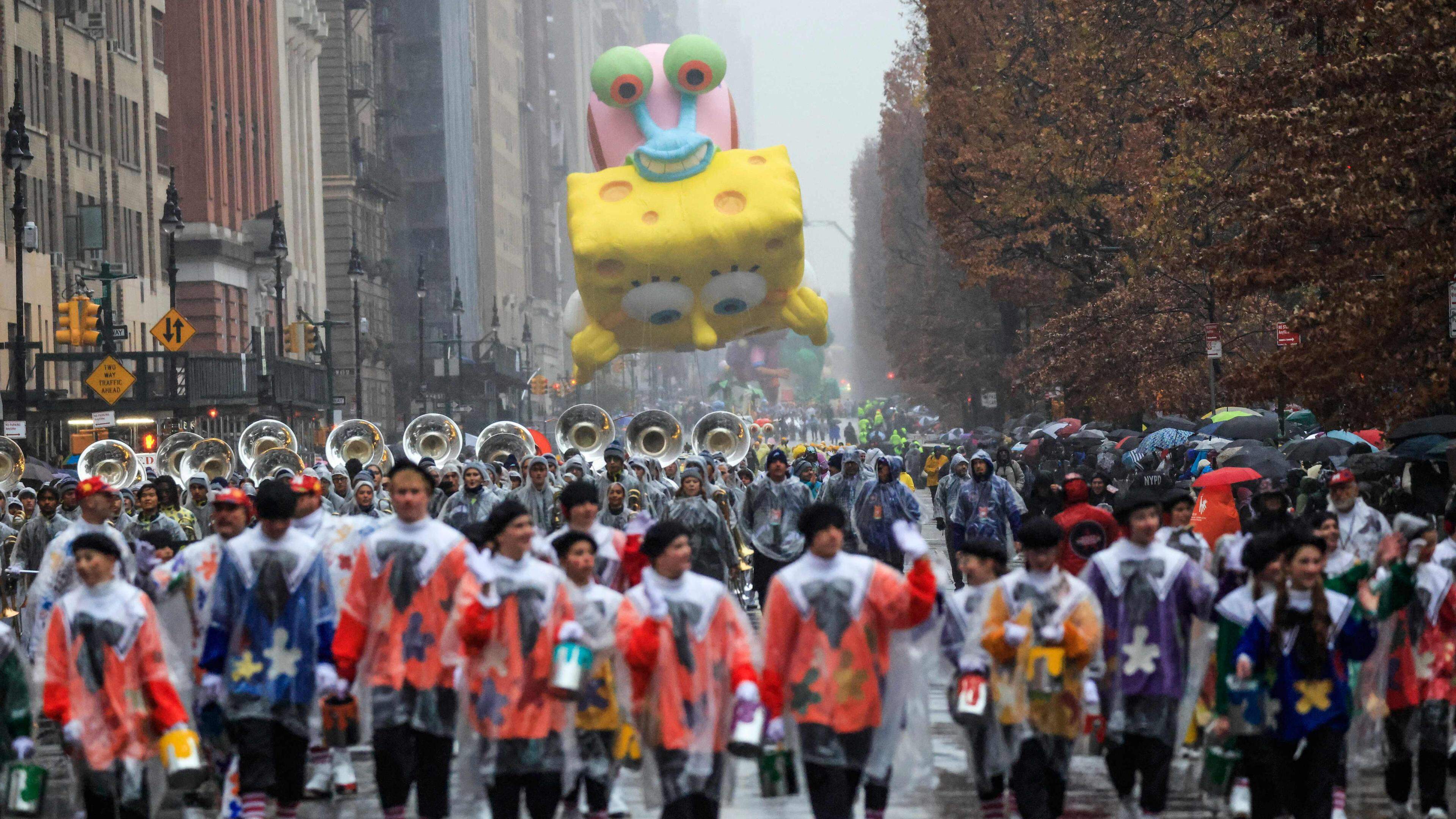 Bilder des Tages Riesenballons im Regen Luxemburger Wort