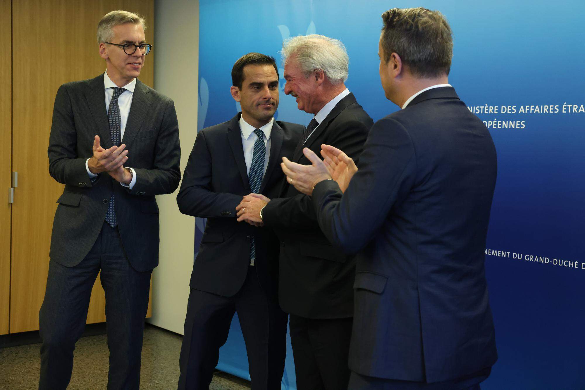 Léon Gloden (l.)  und Max Hahn (2.v.l.) mit ihrem Vorgänger Jean Asselborn (2.v.r.) bei seiner Amtsübergabe 2023. 