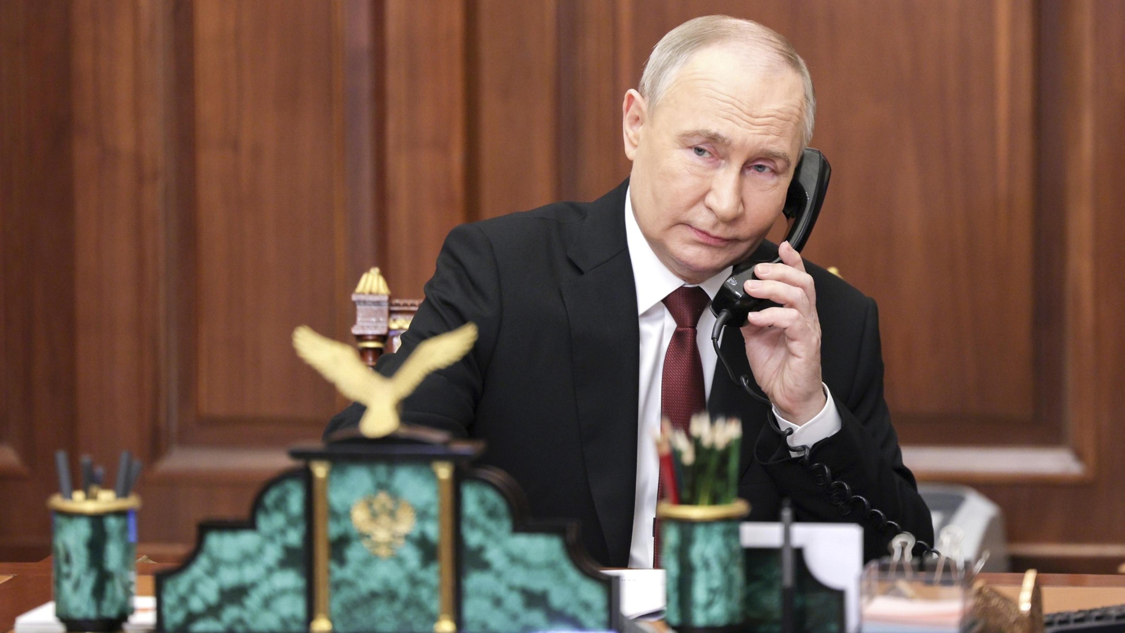 HANDOUT - 07.05.2024, Russland, Moskau: Der russische Präsident Wladimir Putin telefoniert in seinem Büro, bevor er zu seiner Amtseinführung im Kreml aufbricht. Putin begann seine fünfte Amtszeit bei einer glanzvollen Zeremonie des Kremls auf weitere sechs Jahre als Führer Russlands. Foto: Gavriil Grigorov/Kremlin Pool/Planet Pix via ZUMA Press Wire/AP/dpa - ACHTUNG: Nur zur redaktionellen Verwendung und nur mit vollständiger Nennung des vorstehenden Credits +++ dpa-Bildfunk +++