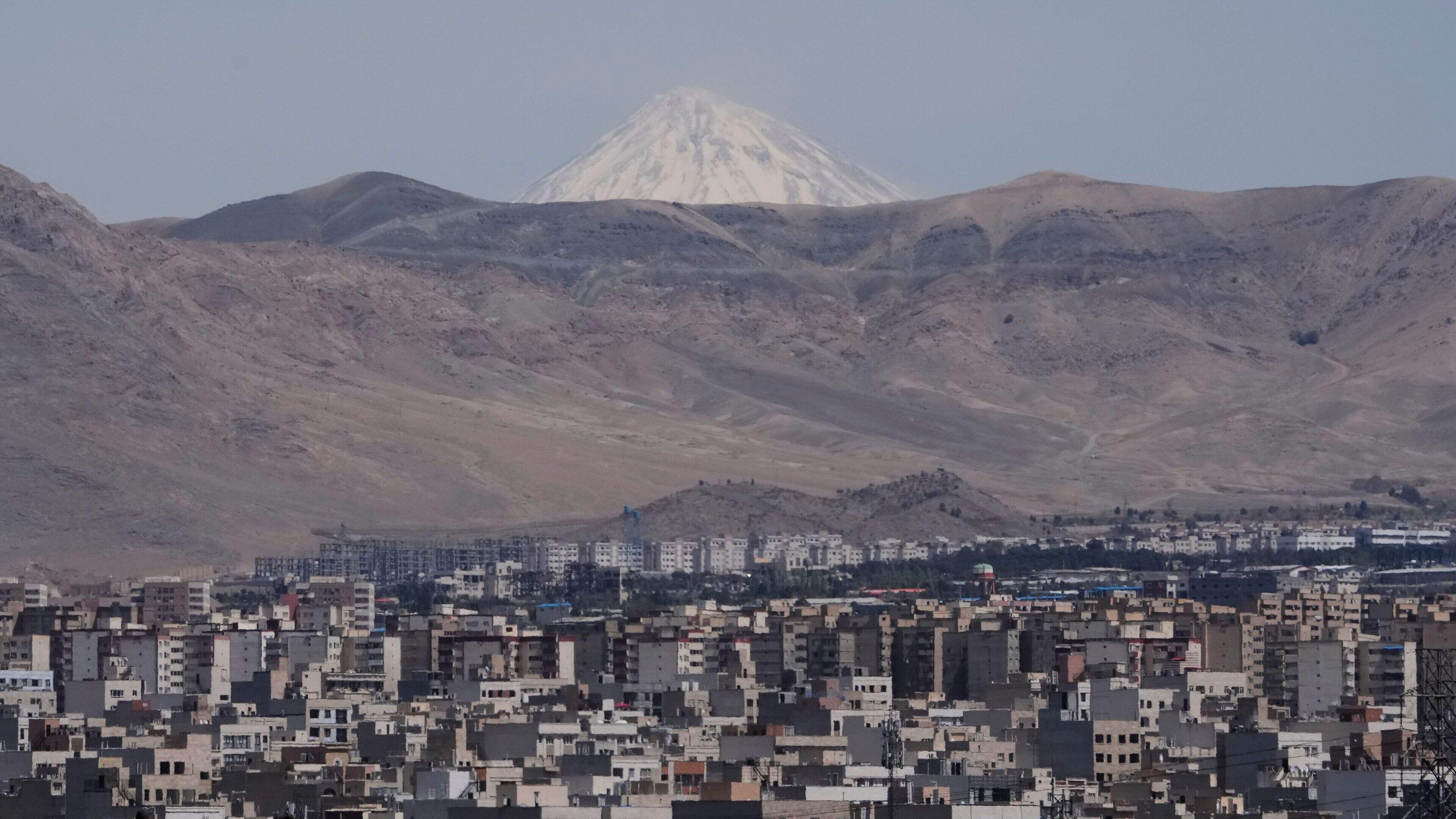 Iran: Flughäfen stellen Betrieb ein – Flugabwehr aktiv