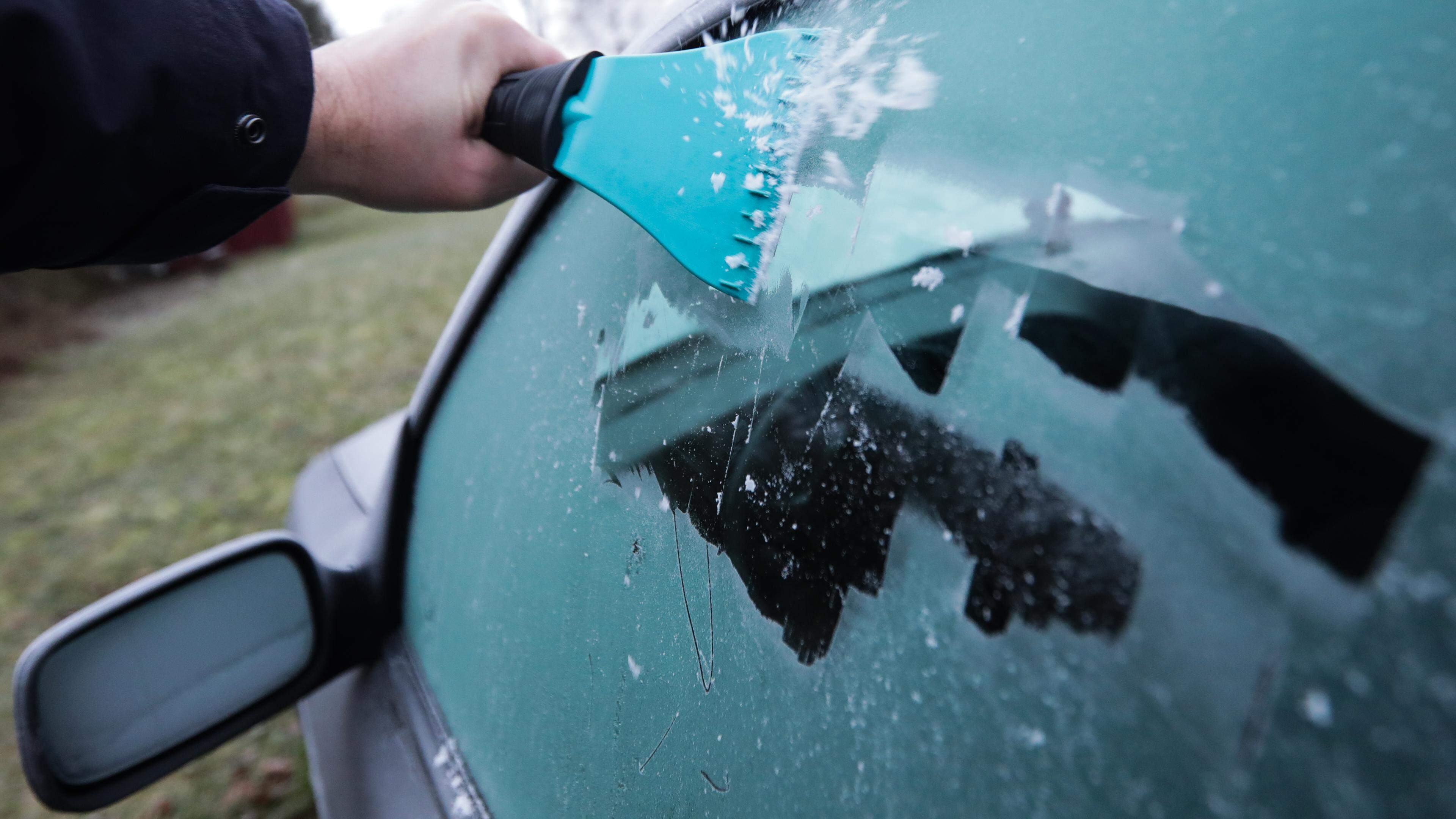 Protection contre le gel, batterie, pneus: comment préparer sa voiture pour  l'hiver ?