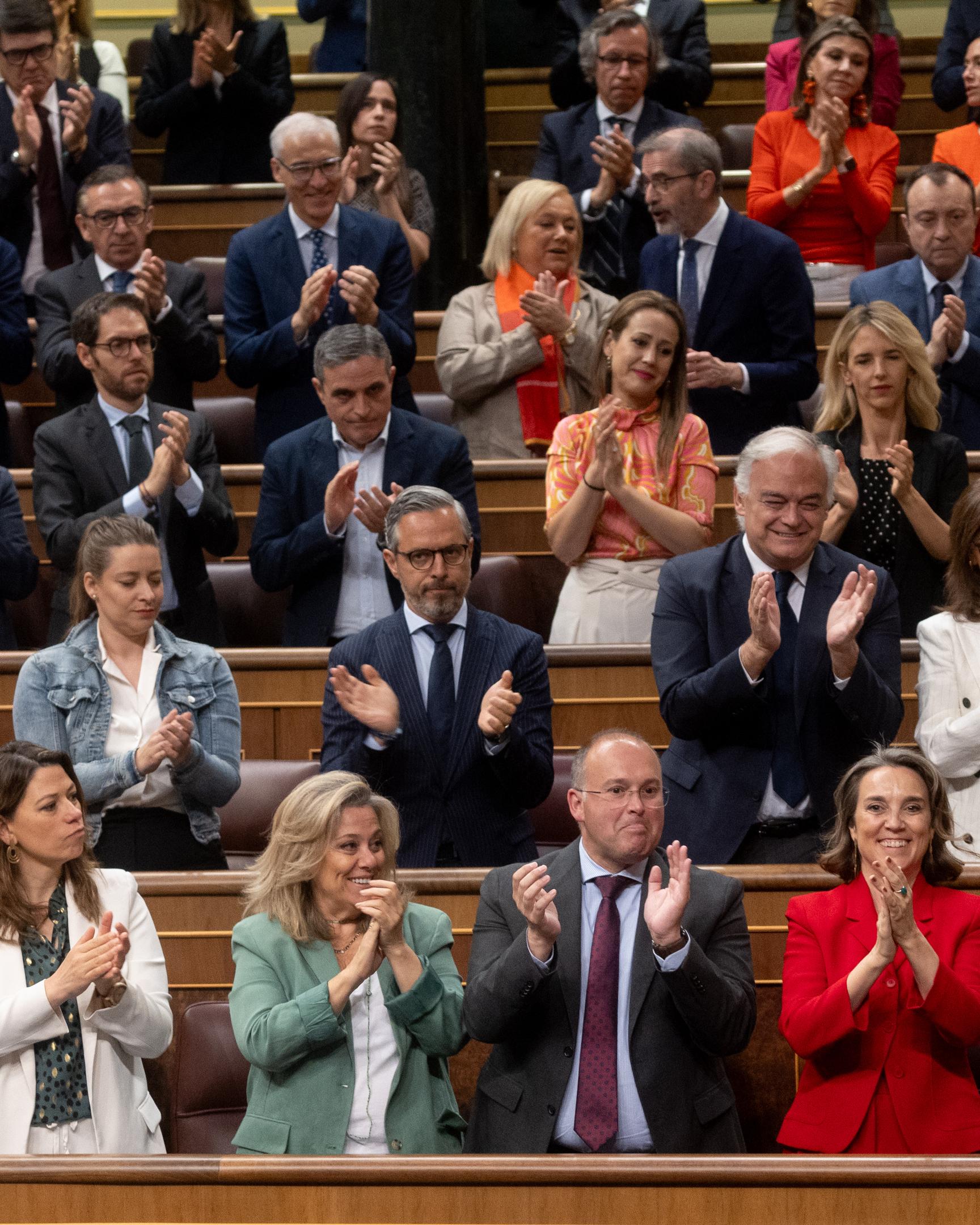 30.05.2024, Spanien, Madrid: PP-Abgeordnete applaudieren Alberto Núñez Feijóo (1. Reihe r), dem Parteivorsitzenden der Partei, während einer Plenarsitzung im Abgeordnetenhaus.Das Parlament in Spanien hat eine umstrittene Amnestie für katalanische Separatisten verabschiedet. Foto: Eduardo Parra/EUROPA PRESS/dpa +++ dpa-Bildfunk +++