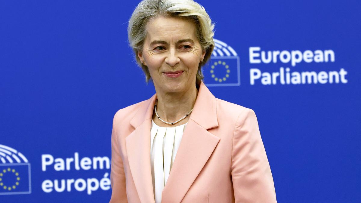 Ursula-von-der-Leyen-leistet-Hilfe-auf-Flug