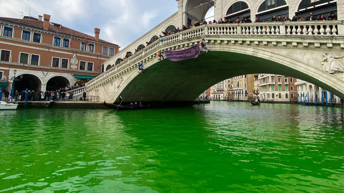 Klimaaktivisten F Rben Ber Hmten Canal Grande In Venedig Gr N