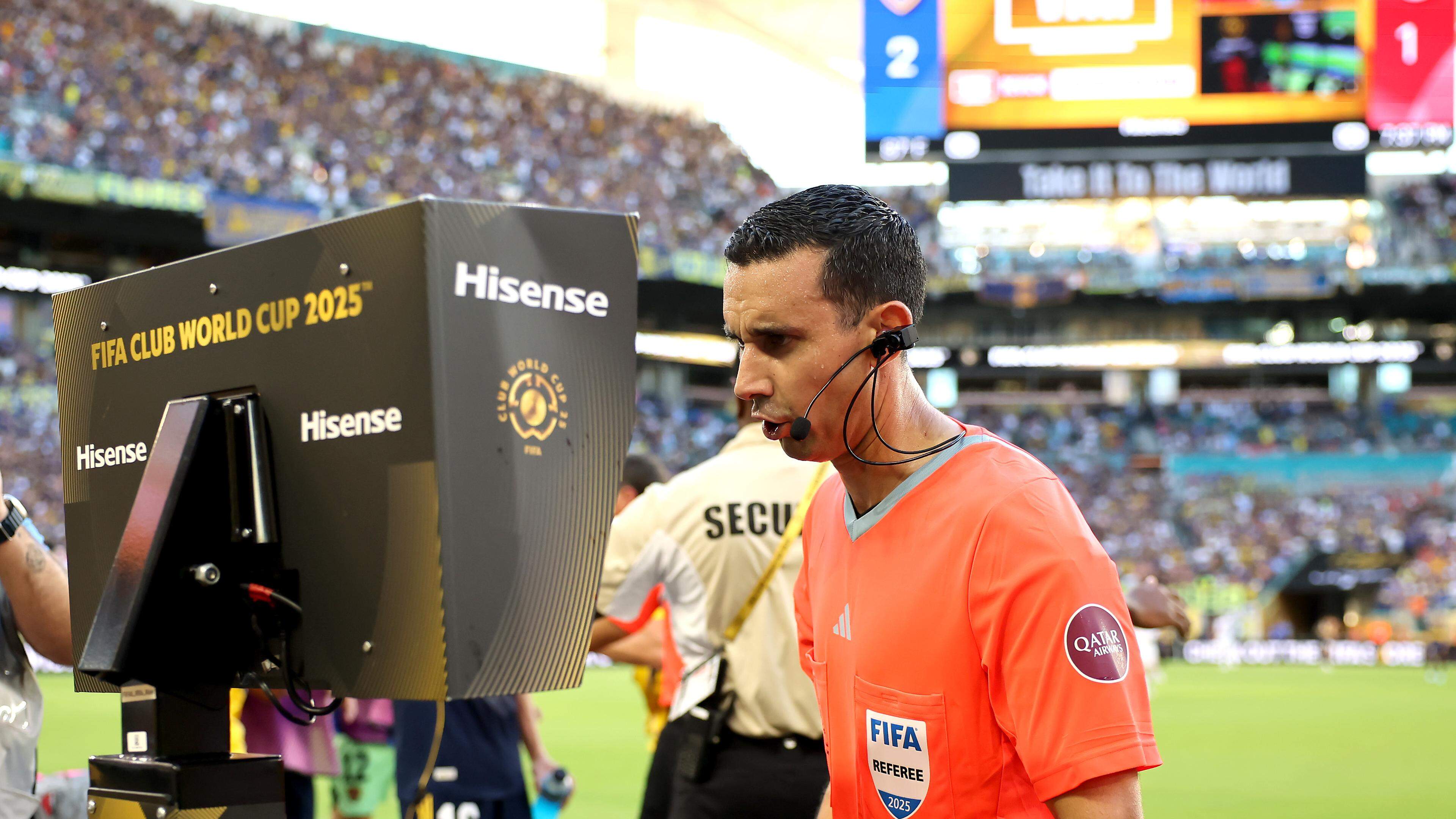 Leandro Barreiro experiences attack on referee on the Var monitor up close