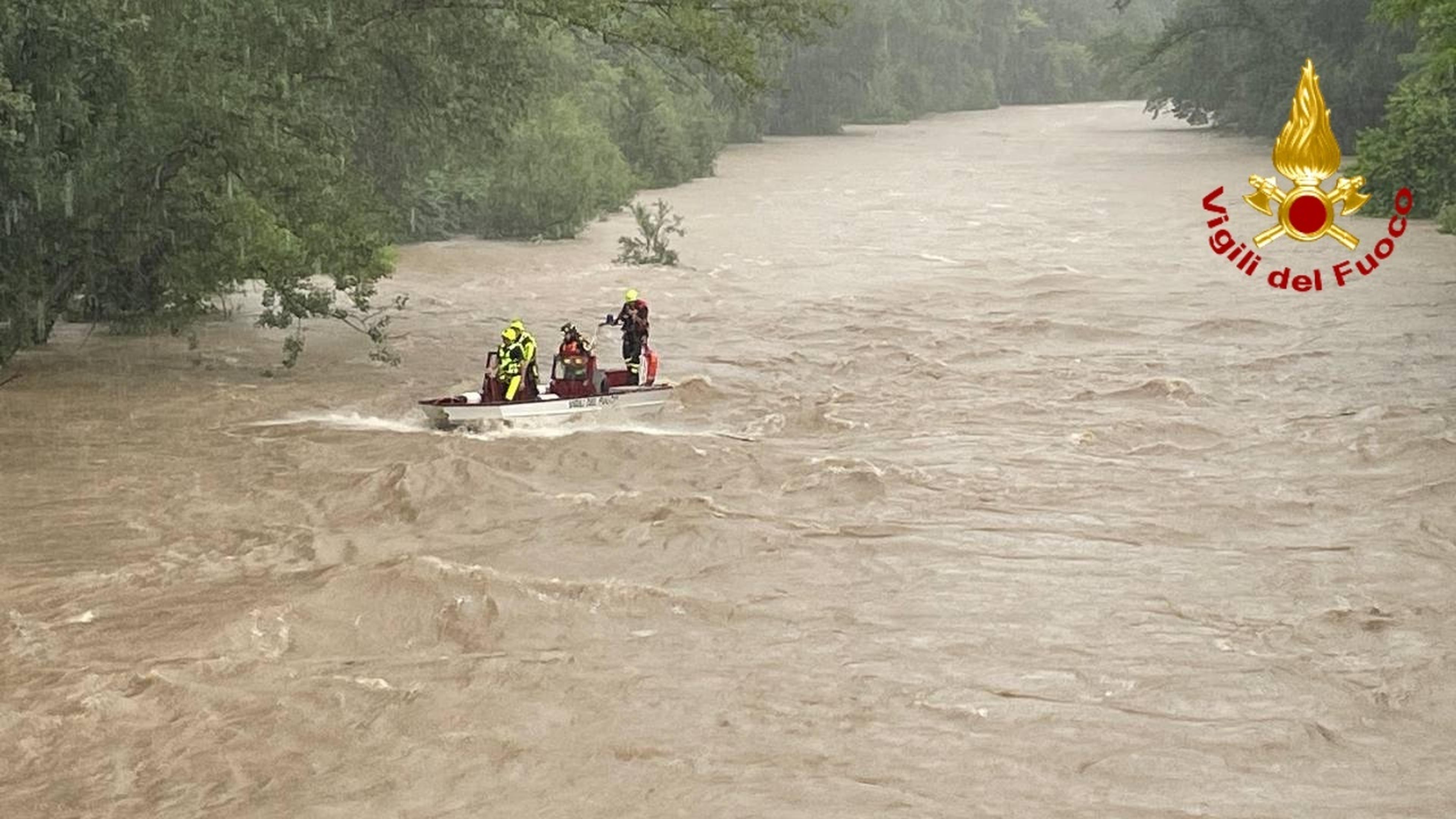 Italien, Premariacco: Die von der italienischen Feuerwehr herausgegeben Aufnahme zeigt Einsatzkräfte der italienischen Feuerwehr die in dem Fluss Natisone nach drei Vermissten suchen.
