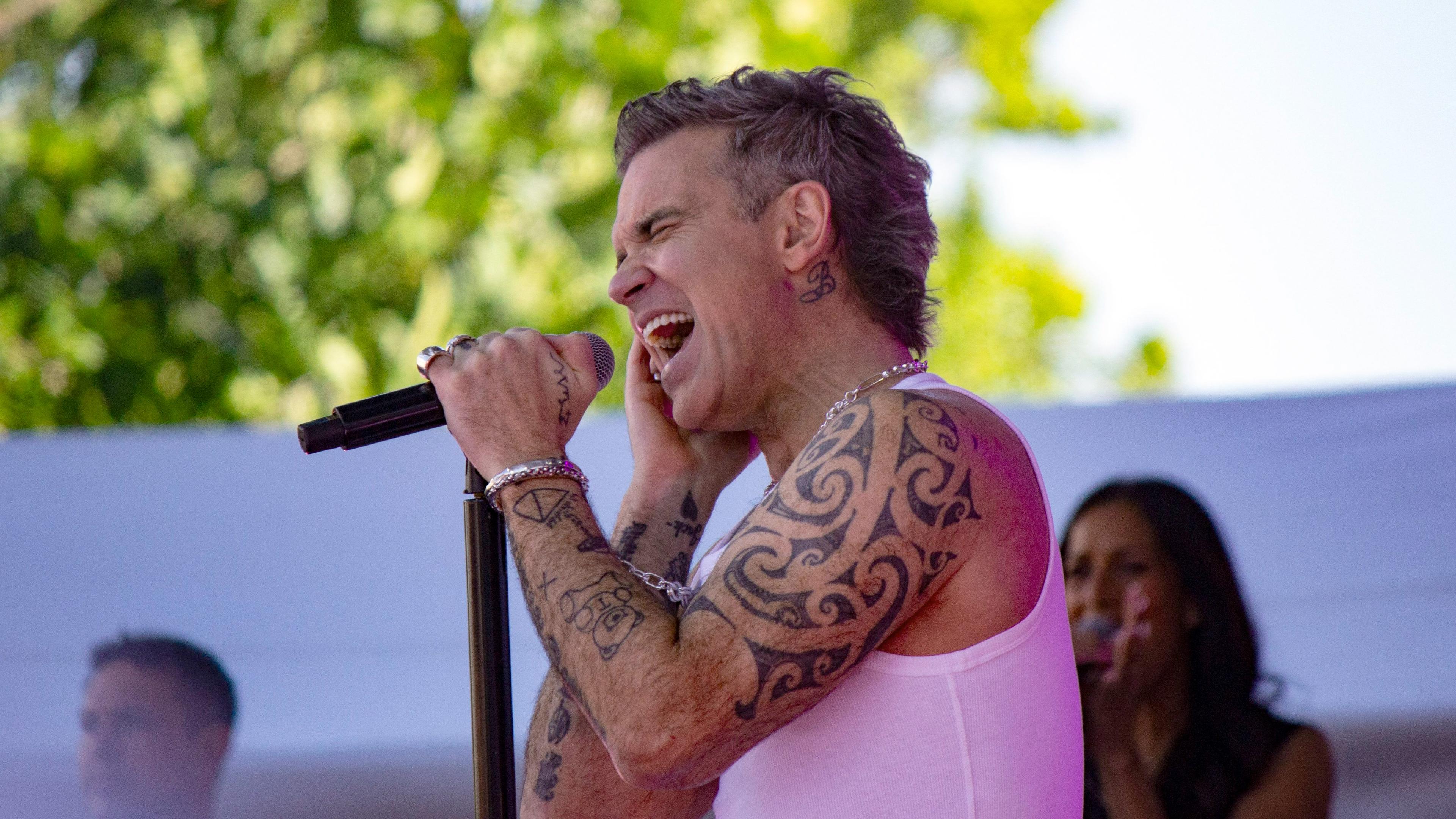 Robbie Williams sings new FIFA anthem