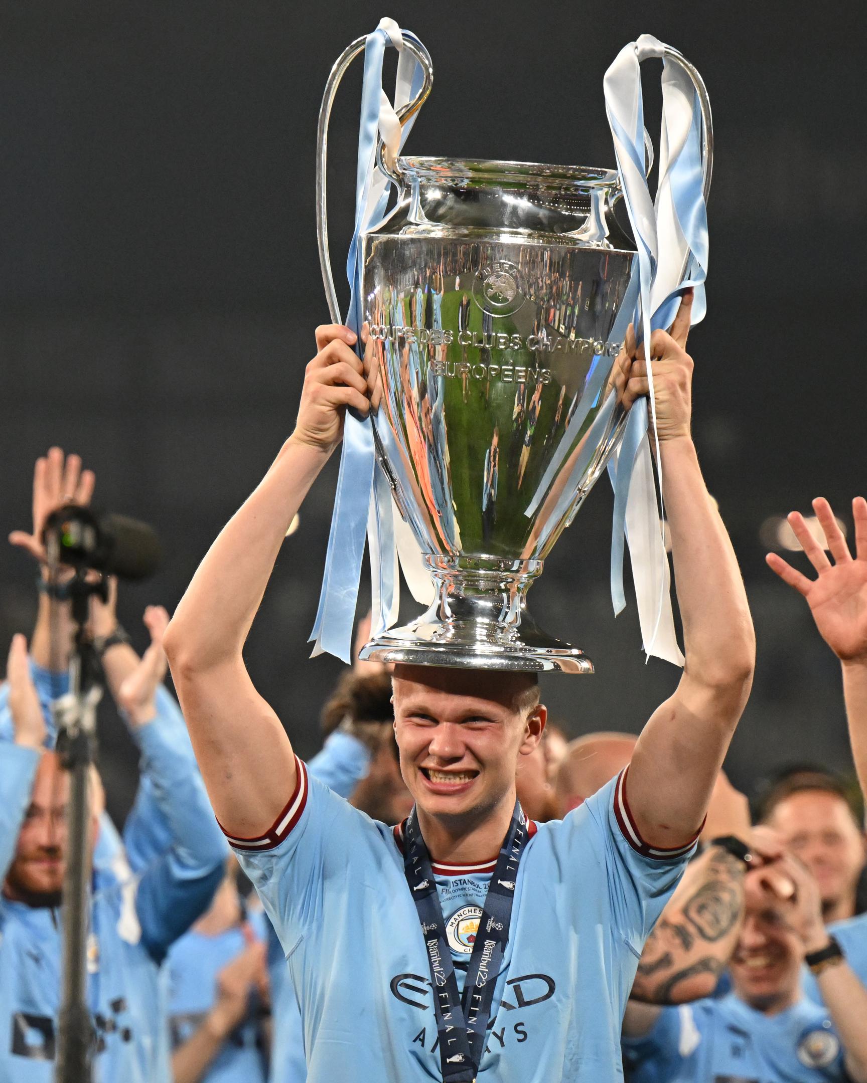 Erling Haaland, Stürmer von Manchester City, stemmt im Juni 2023 die Trophäe der Champions League.