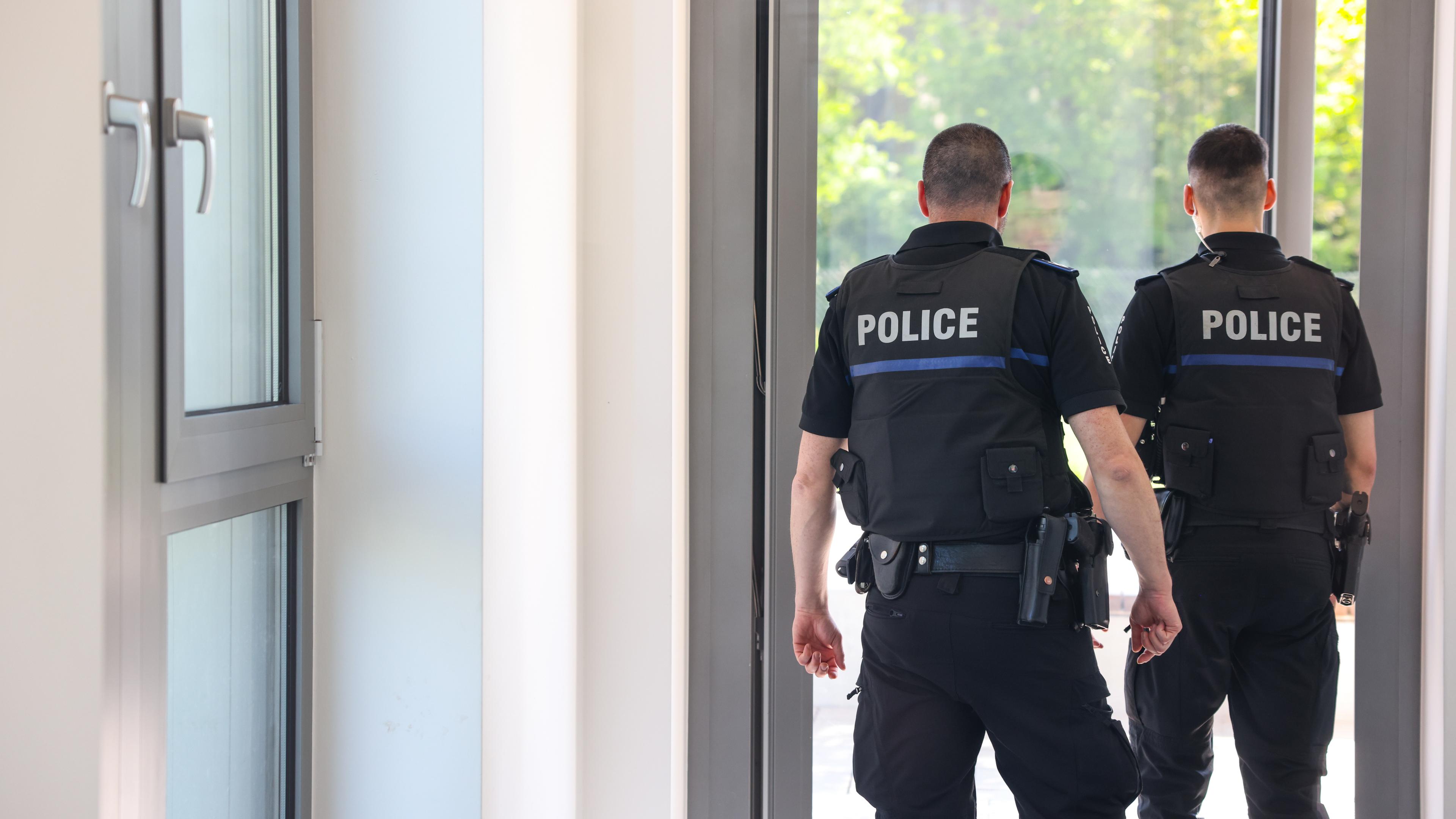 Angajat bancar fals în Esch: Percheziție la domiciliu și arestări   