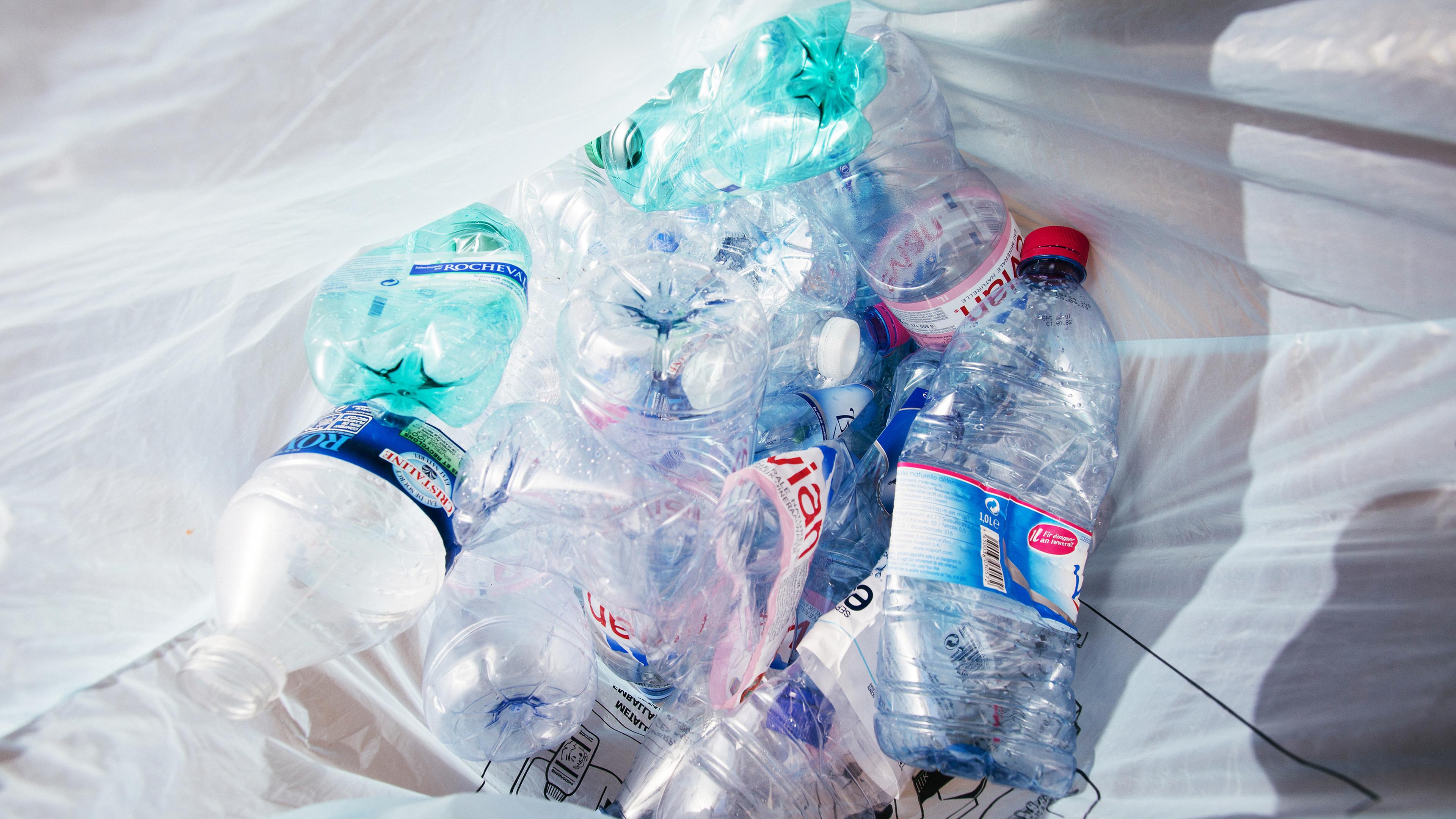 Carbios propose une nouvelle solution pour produire du plastique à partir d'emballages usagés.