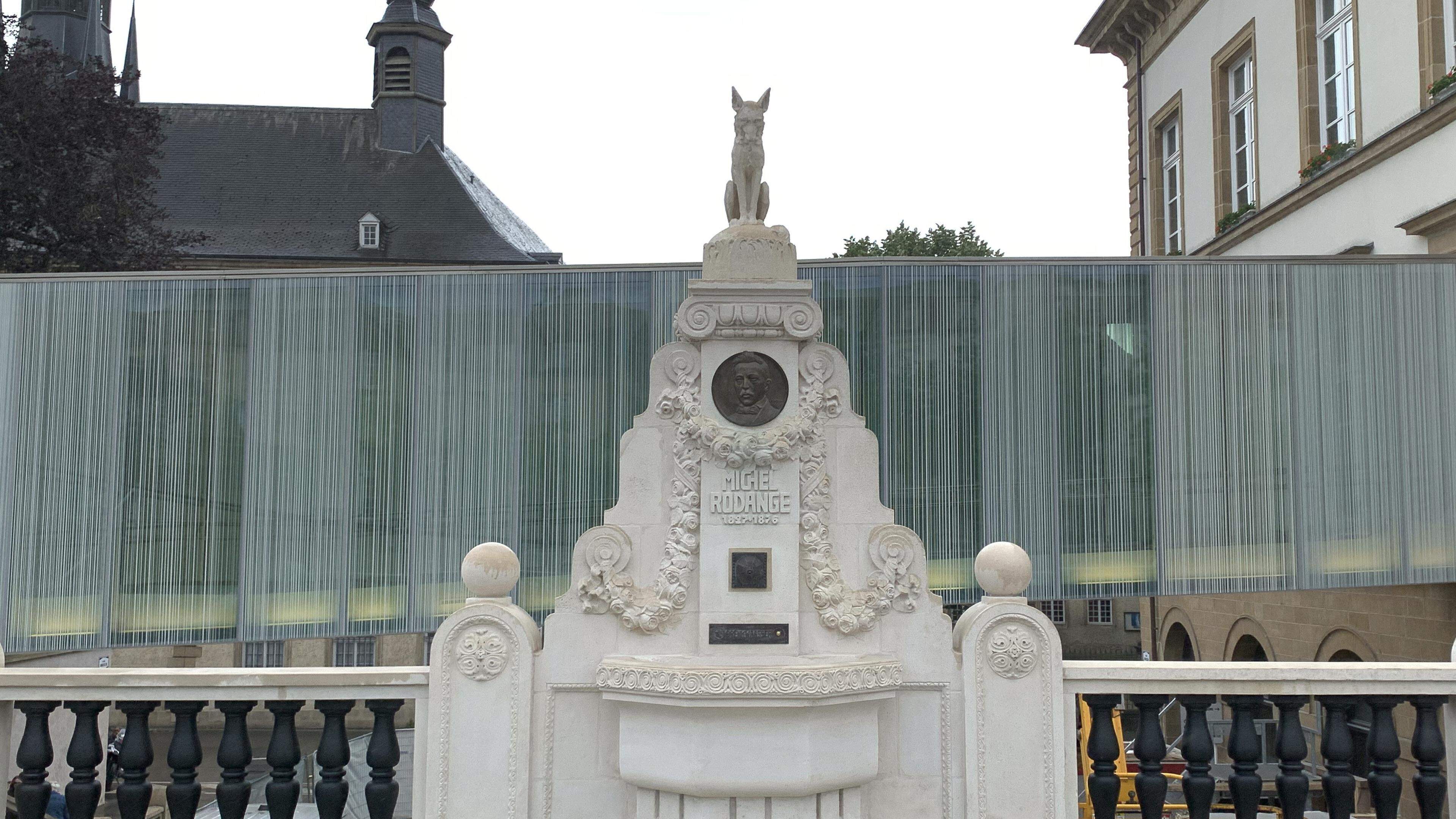 Michel Rodanges „Renert“ steht wieder auf seinem gewohnten Platz auf der Place Guillaume II.