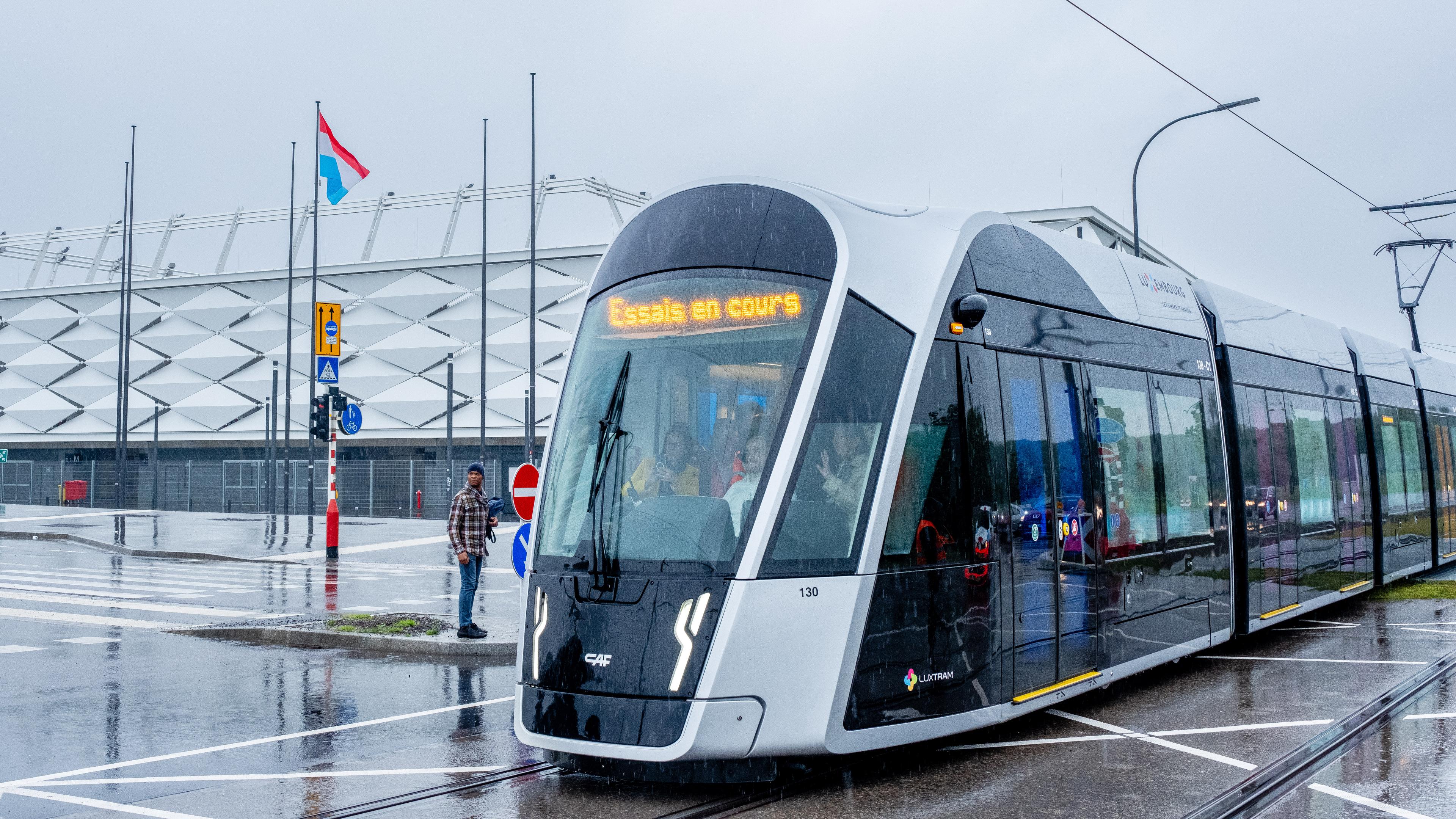 Le tram a fait une première incursion dans le quartier de la Cloche d’Or et jusqu’à son futur terminus ce vendredi matin.