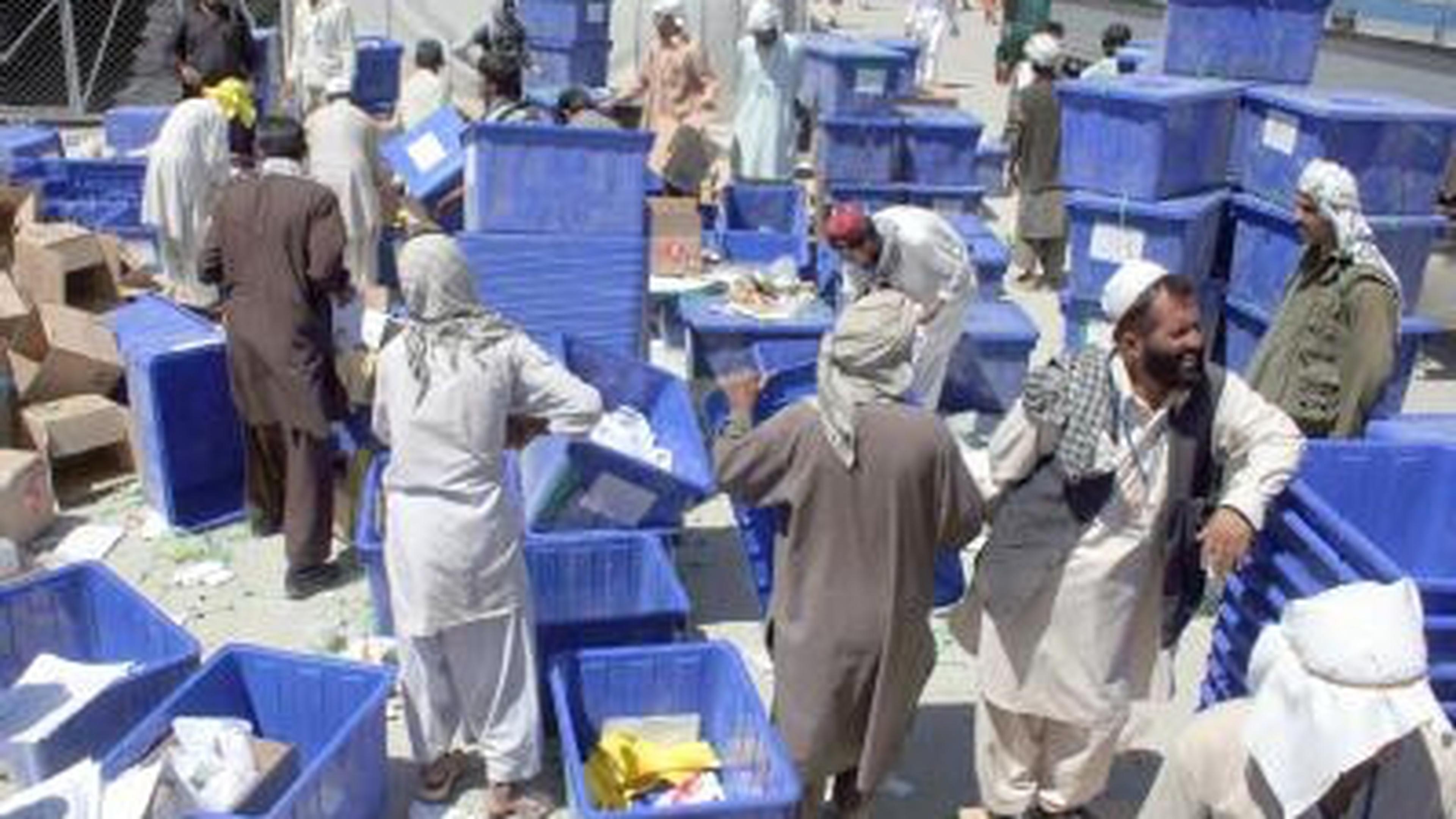 Wahlhelfer sammeln am Montag in Kabul Kisten mit den abgegebenen Stimmzetteln.