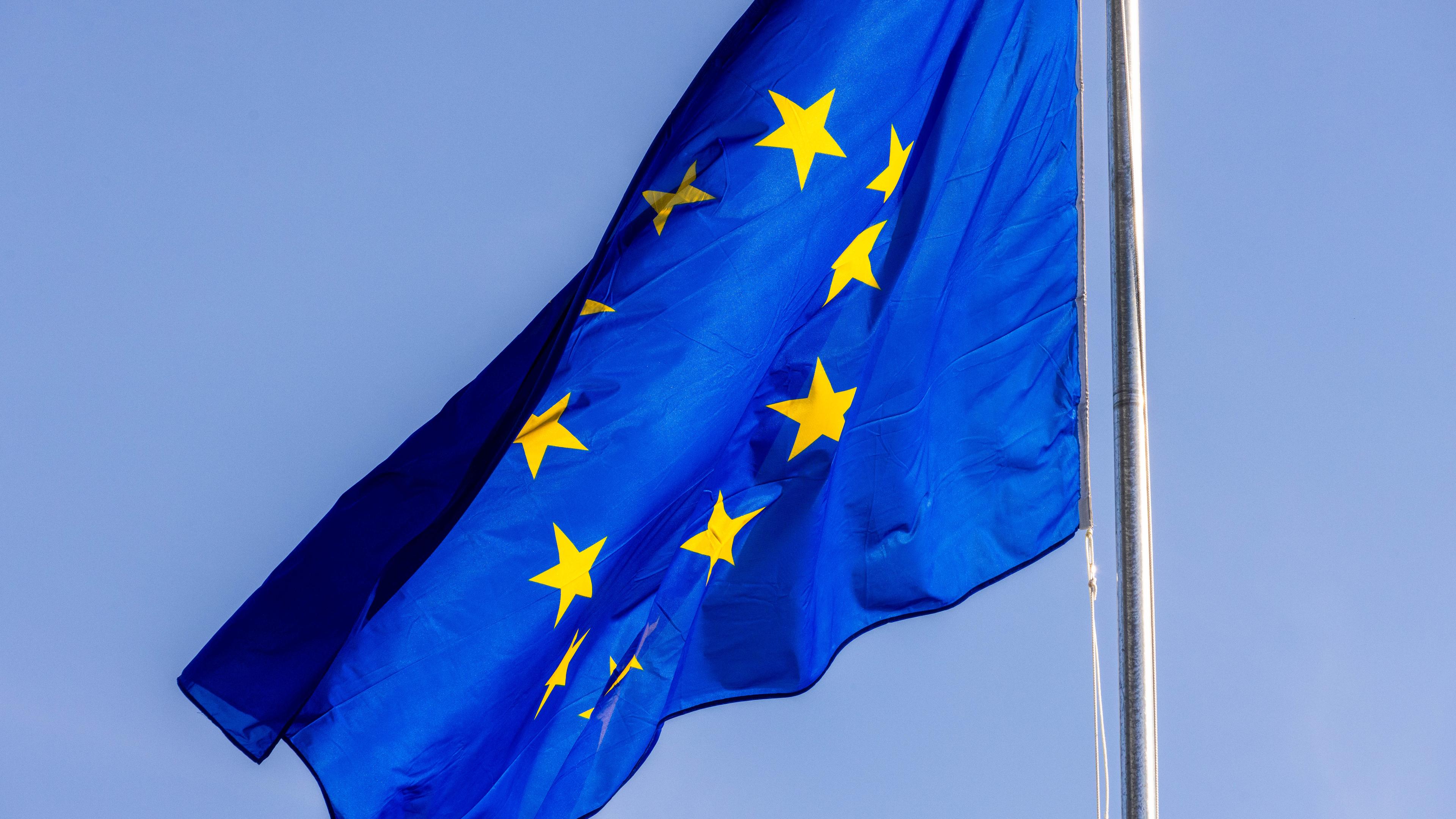 ARCHIV - 05.10.2022, Frankreich, Straßburg: Die Flagge der Europäischen Union weht vor dem Gebäude des Europäischen Parlaments in Straßburg. (zu dpa: «Umfrage: Attraktivität der EU als Unternehmensstandort ist gesunken») Foto: Philipp von Ditfurth/dpa +++ dpa-Bildfunk +++